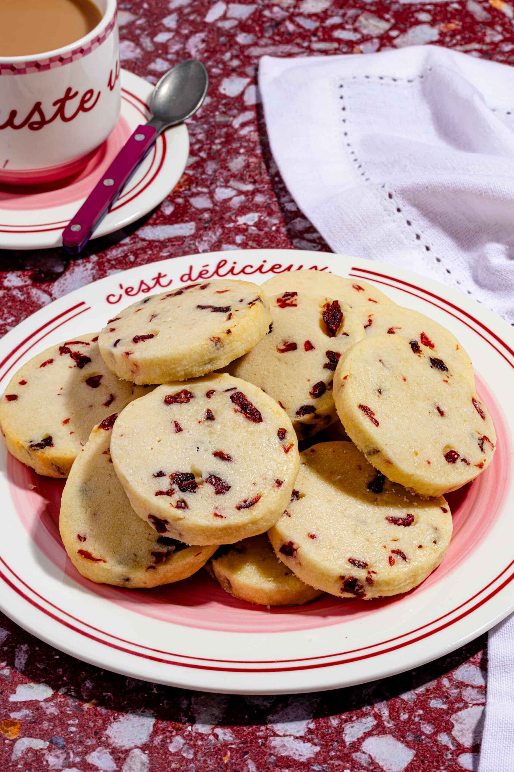 Biscuits aux canneberges sablés tranchés sur une assiette, parfaits pour les Fêtes