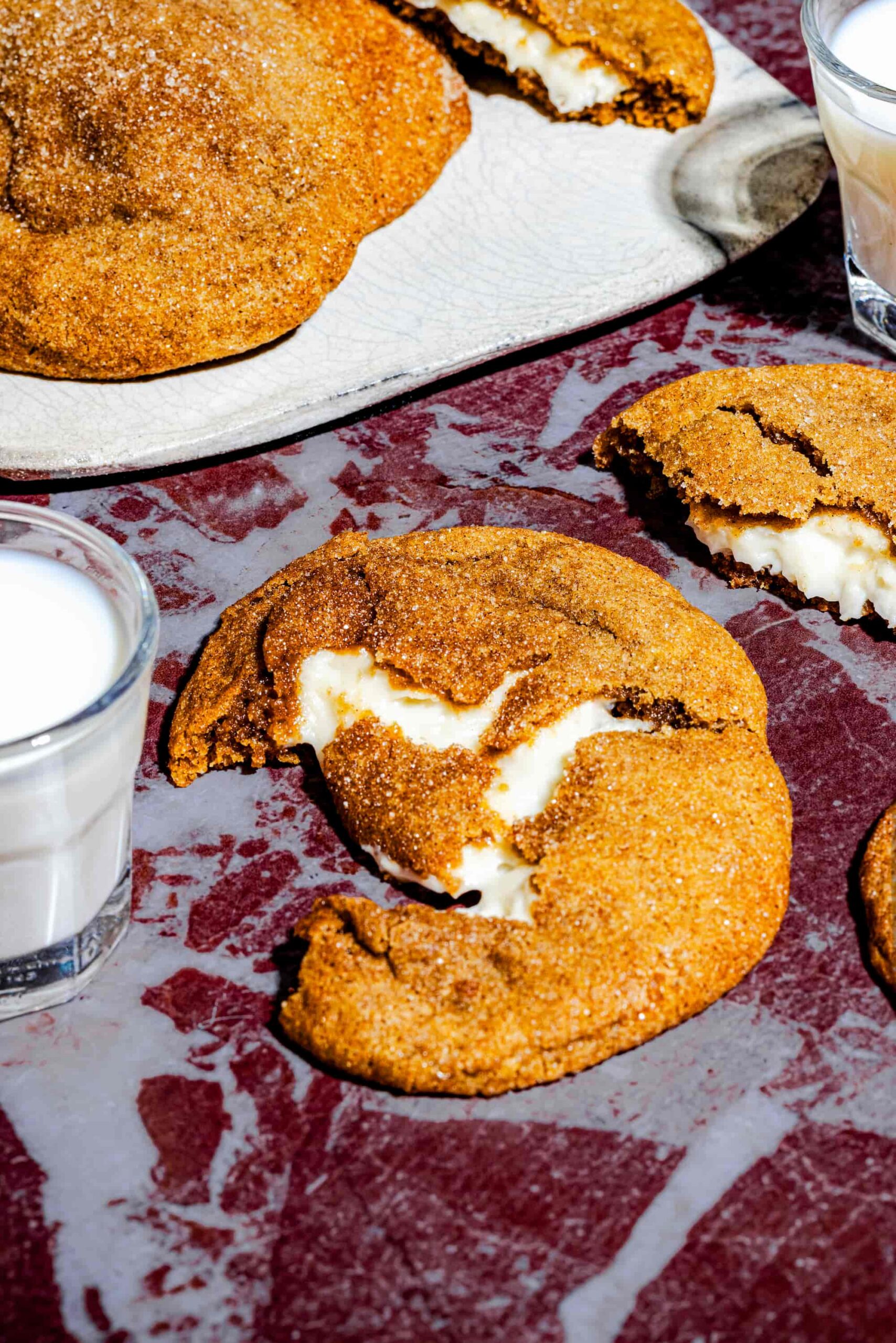 Biscuits à la citrouille farcis au fromage à la crème roulés dans le sucre épicé