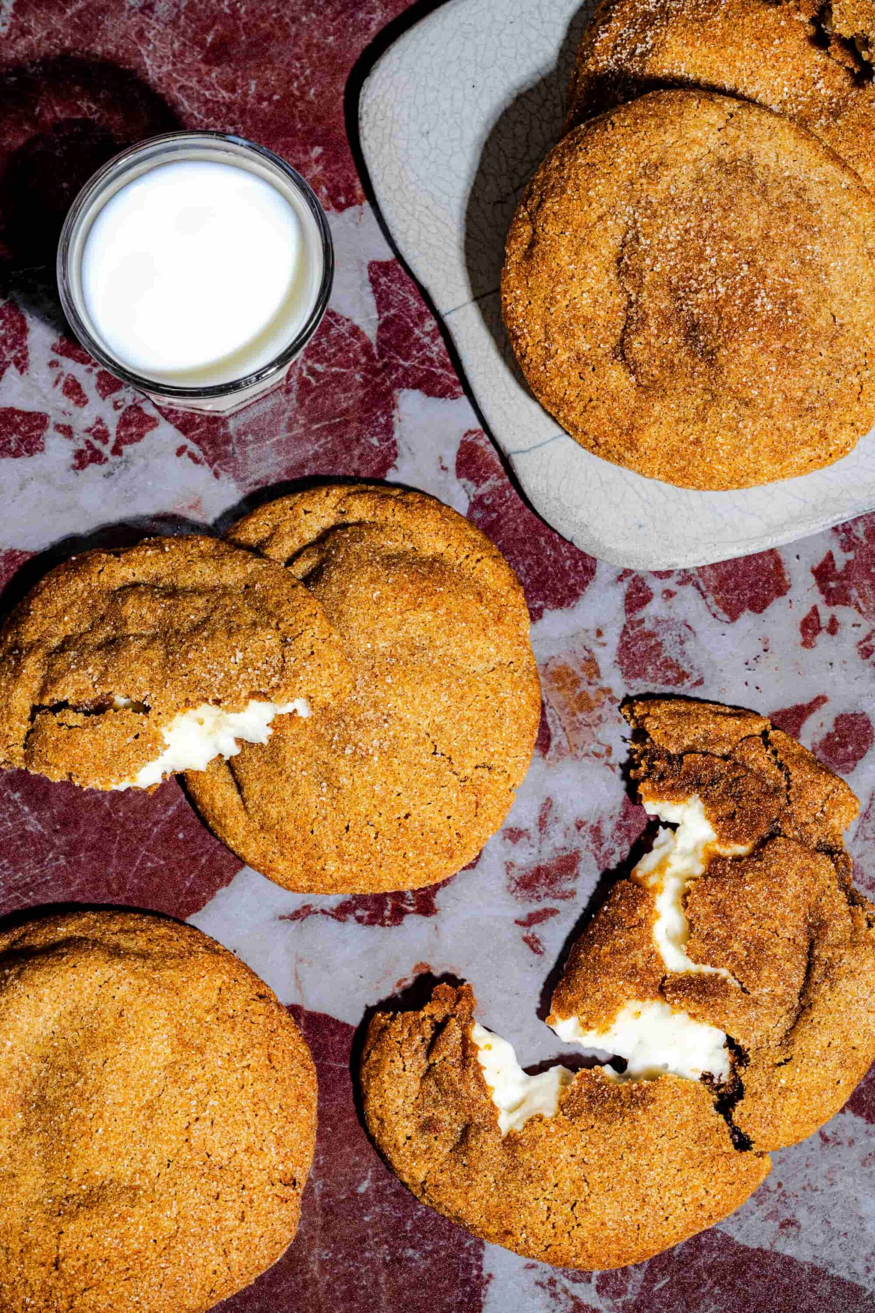 Biscuits à la citrouille farcis au fromage à la crème roulés dans le sucre épicé