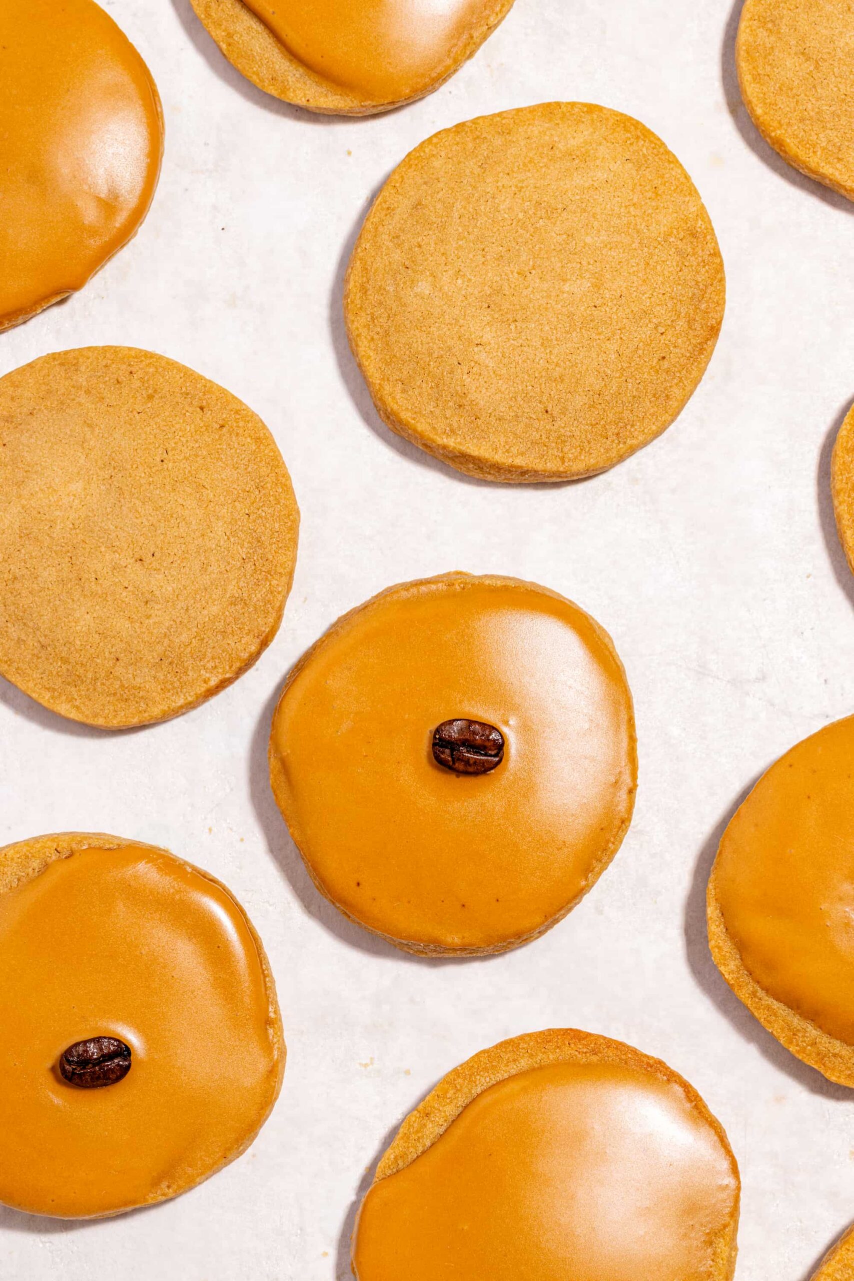 Biscuits au café style sablés nappés d'un glaçage à l'espresso