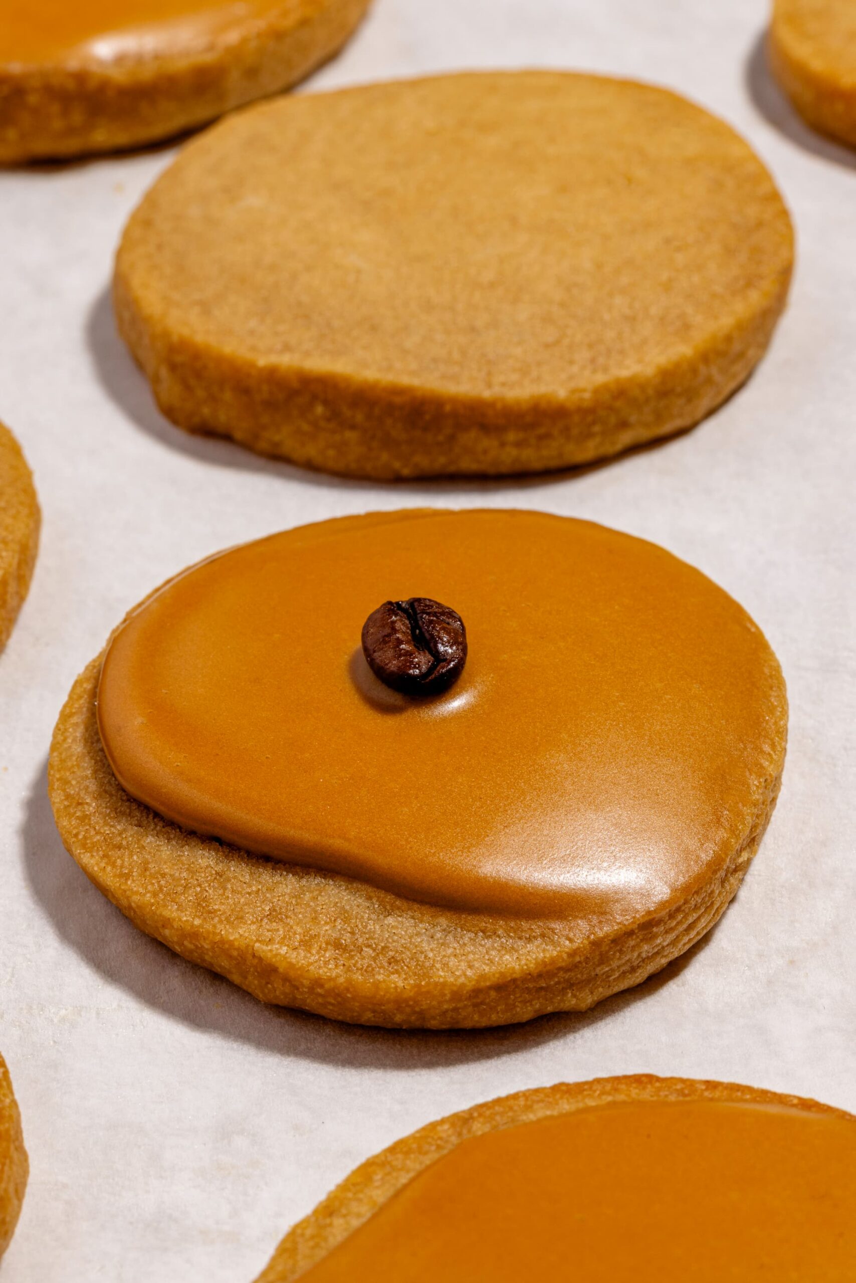 Biscuits au café style sablés nappés d'un glaçage à l'espresso