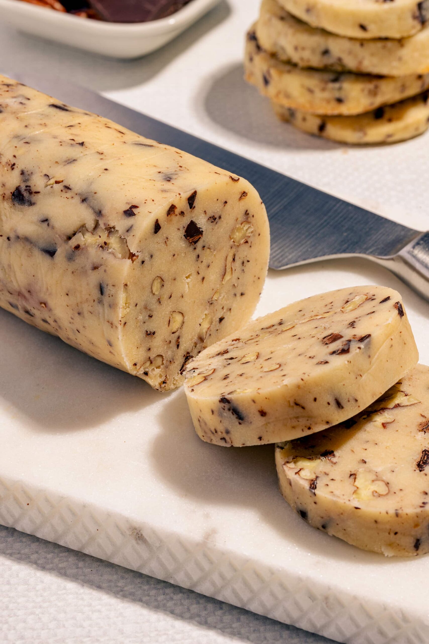 Recette de biscuits sablés à congeler au chocolat noir et pacanes, rouleau prêt à être coupé