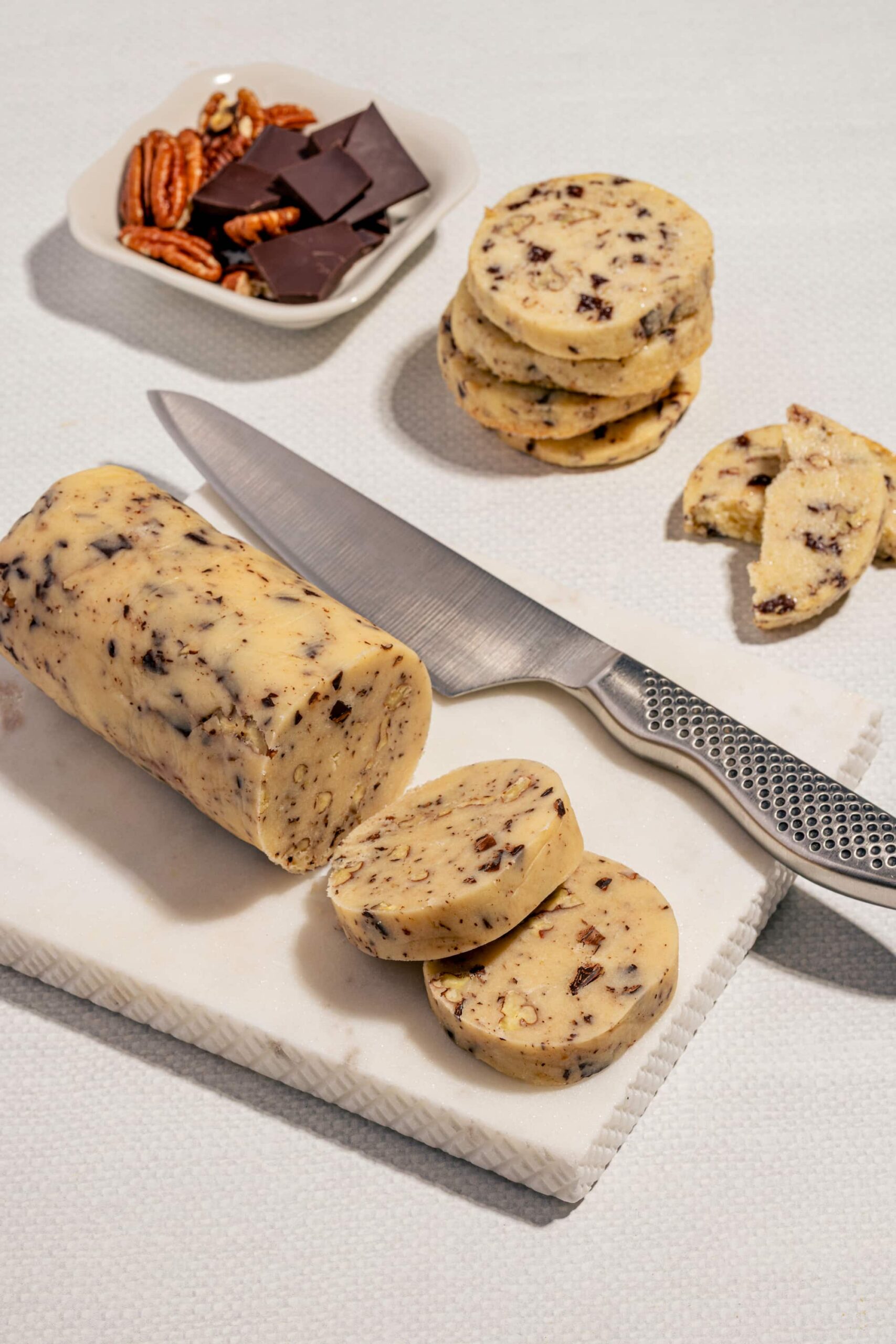 Recette de biscuits sablés à congeler au chocolat noir et pacanes, rouleau prêt à être coupé