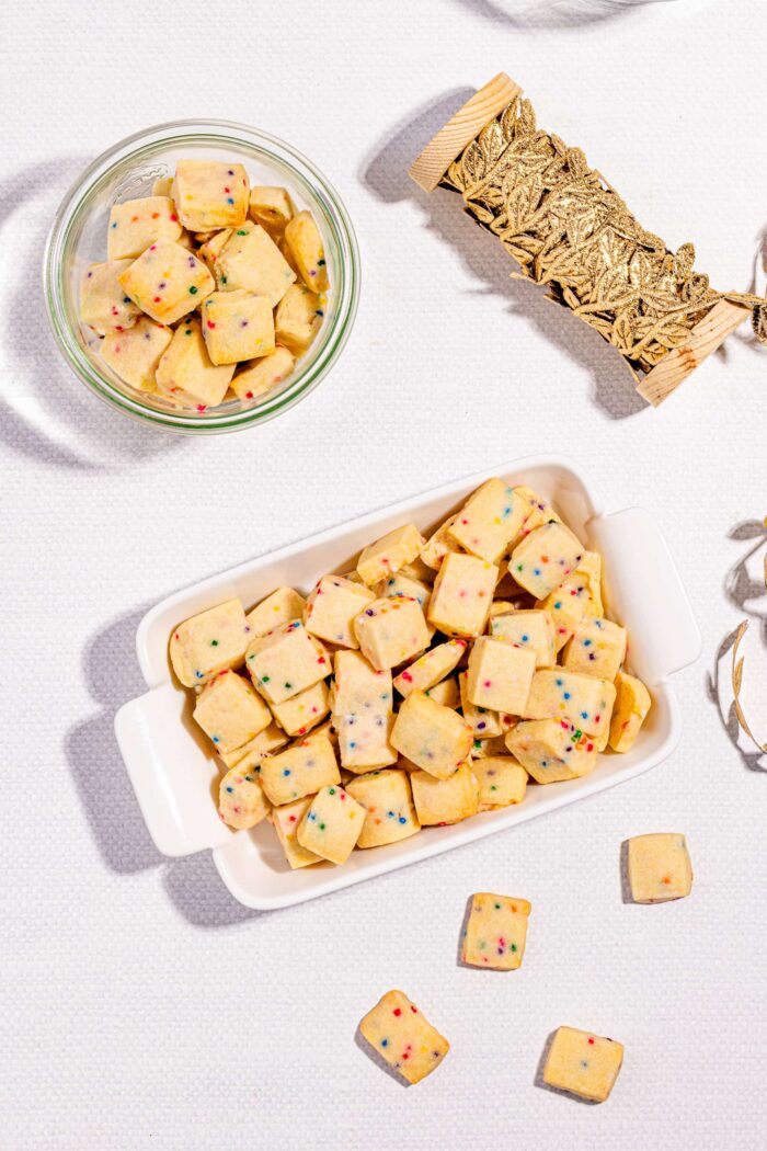 Bouchées de biscuits sablés de Noël aux confettis arc-en-ciel dans un bol festif