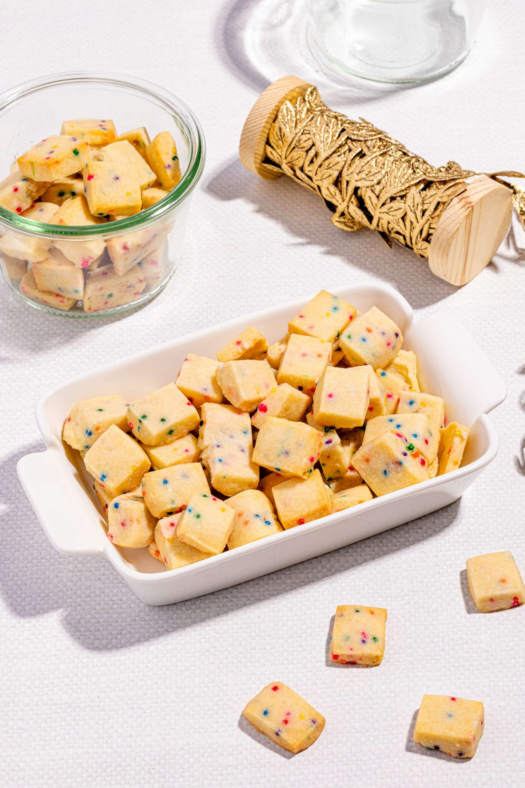Bouchées de biscuits sablés de Noël aux confettis arc-en-ciel dans un bol festif
