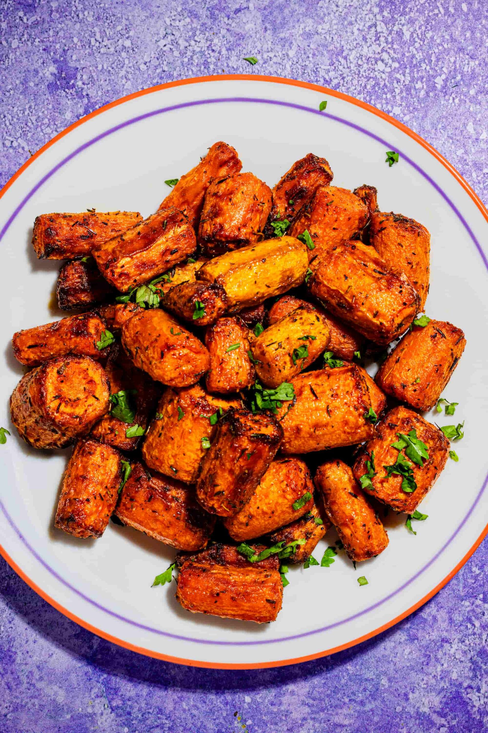 Carottes au air fryer dorées et légèrement croustillantes, assaisonnées et servies chaudes en accompagnement