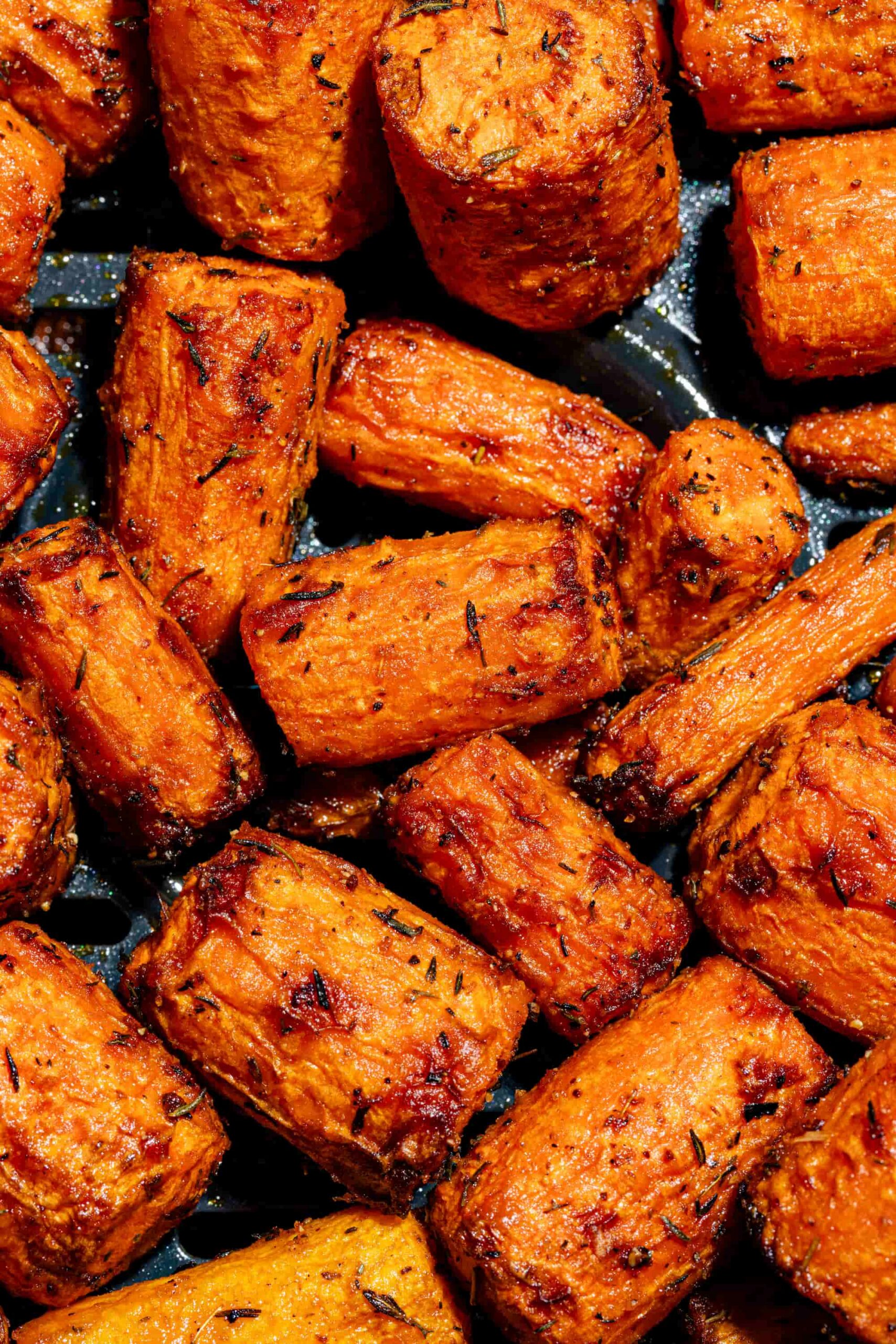 Carottes au air fryer dorées et légèrement croustillantes, assaisonnées et servies chaudes en accompagnement