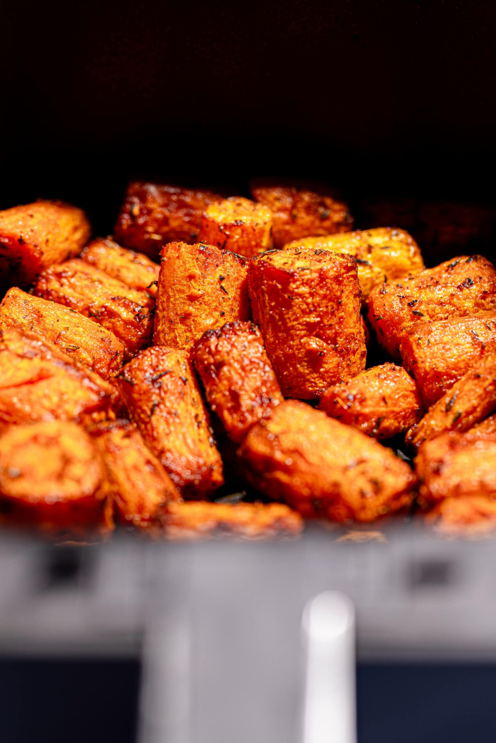 Carottes au air fryer dorées et légèrement croustillantes, assaisonnées et servies chaudes en accompagnement