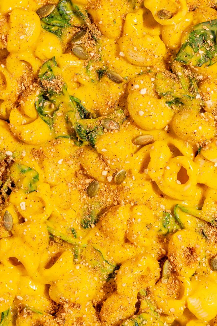 Pâtes crémeuses avec sauce protéinée à la courge butternut et garniture croustillante