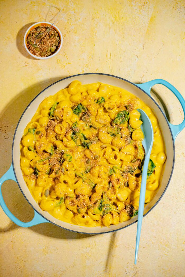 Pâtes crémeuses avec sauce protéinée à la courge butternut et garniture croustillante