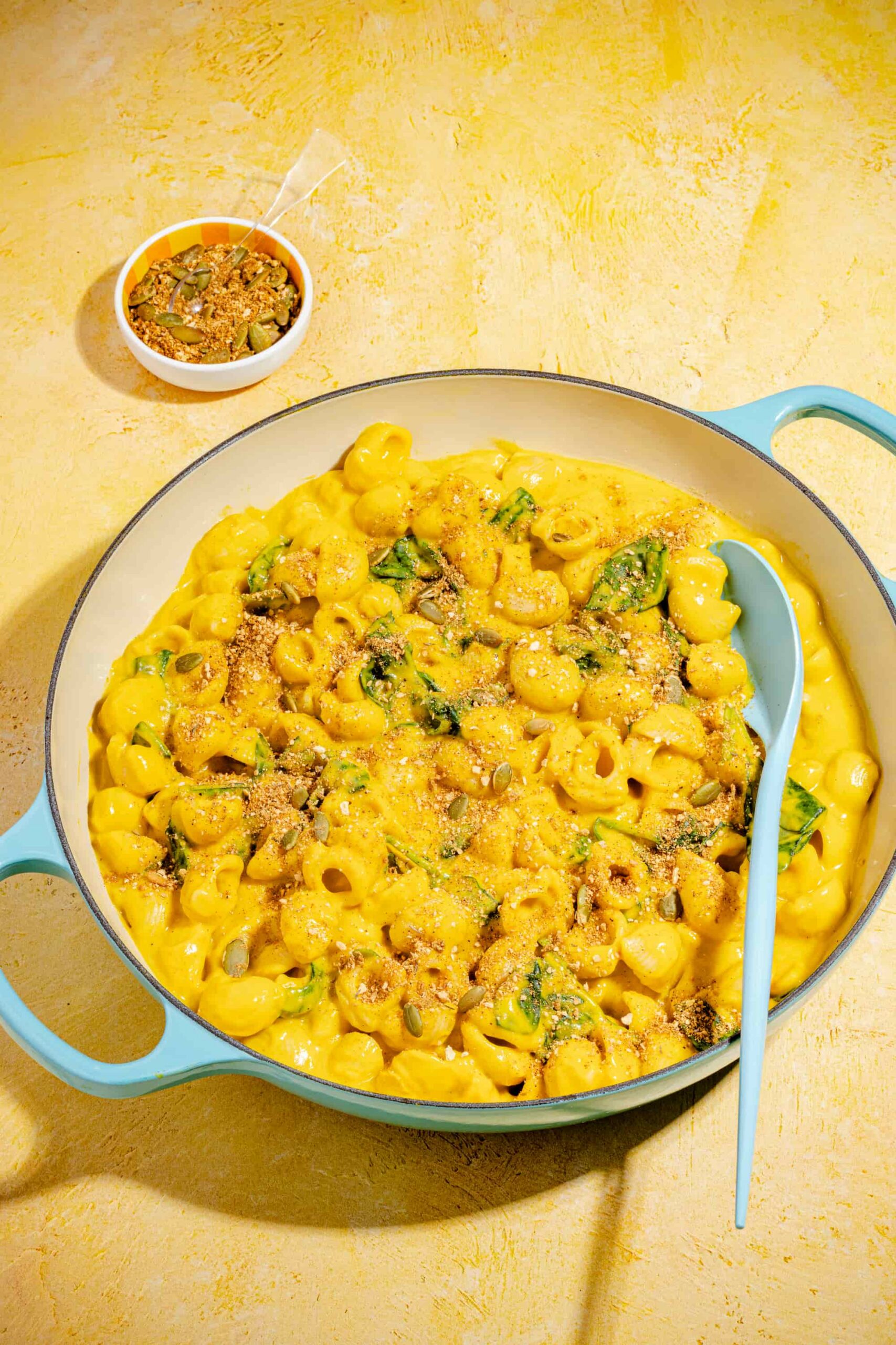 Pâtes crémeuses avec sauce protéinée à la courge butternut et garniture croustillante