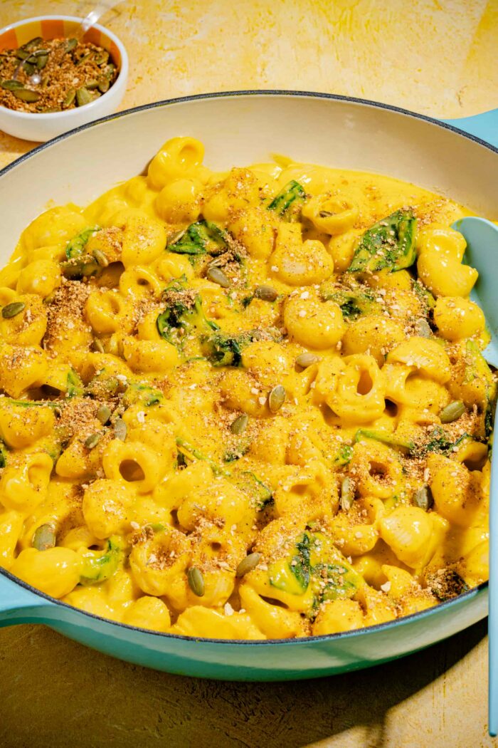 Pâtes crémeuses avec sauce protéinée à la courge butternut et garniture croustillante
