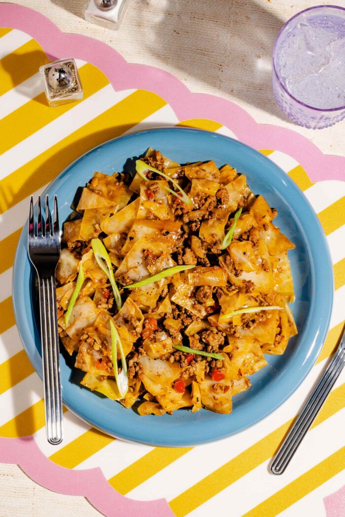Chou cajun aux saucisses et au boeuf (dirty cabbage) mijoté dans une casserole