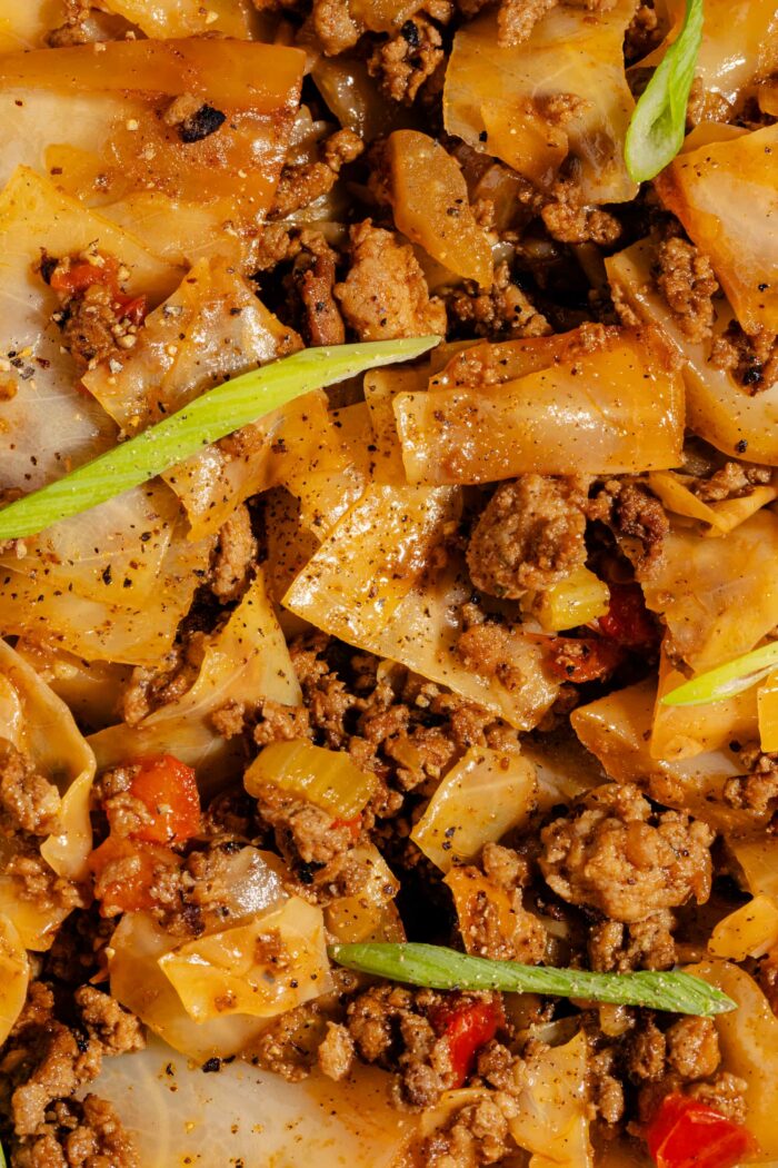 Chou cajun aux saucisses et au boeuf (dirty cabbage) mijoté dans une casserole