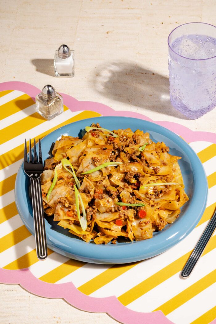 Chou cajun aux saucisses et au boeuf (dirty cabbage) mijoté dans une casserole