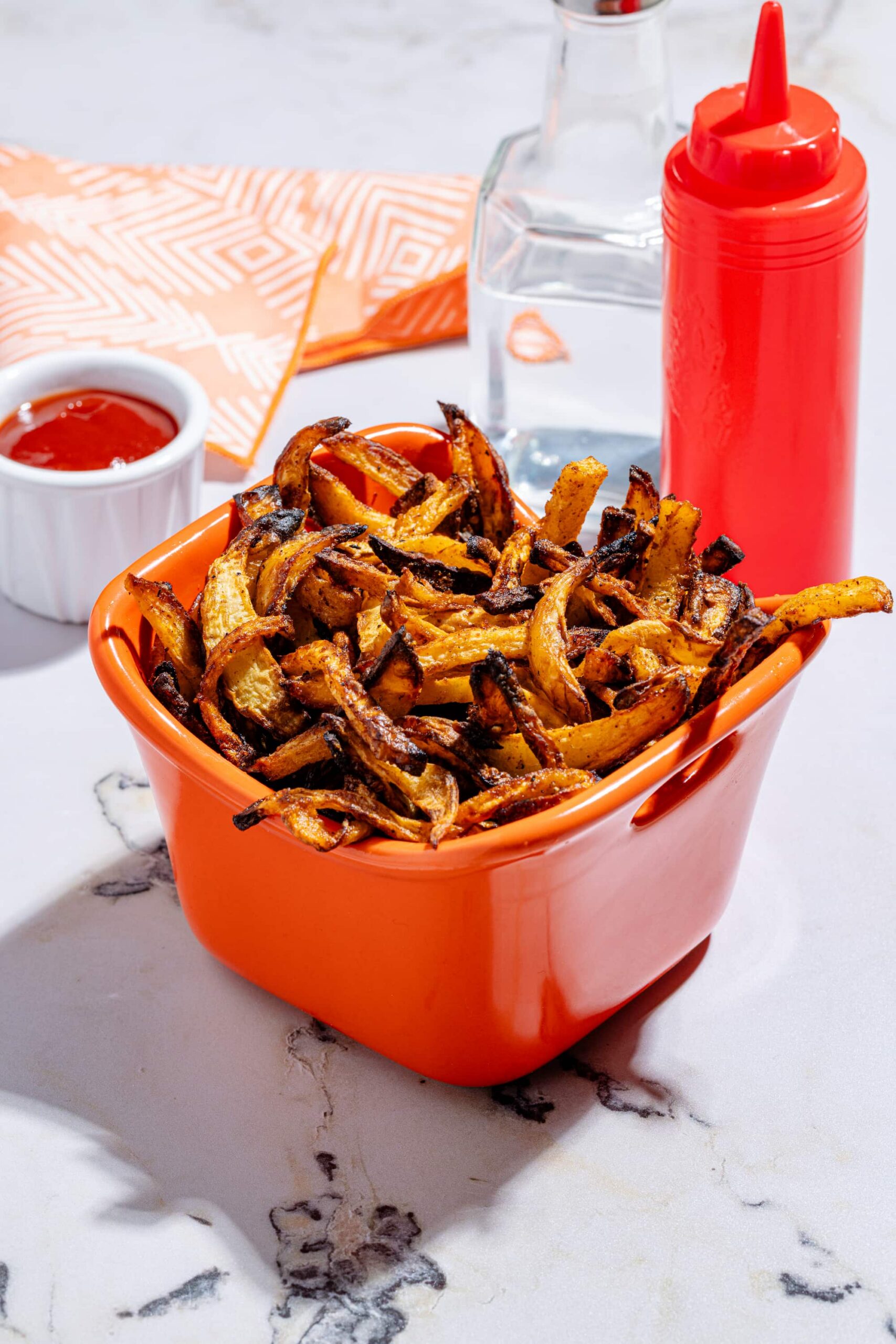 Frites de navet croustillantes cuites au air fryer, dorées et assaisonnées, servies chaudes en accompagnement