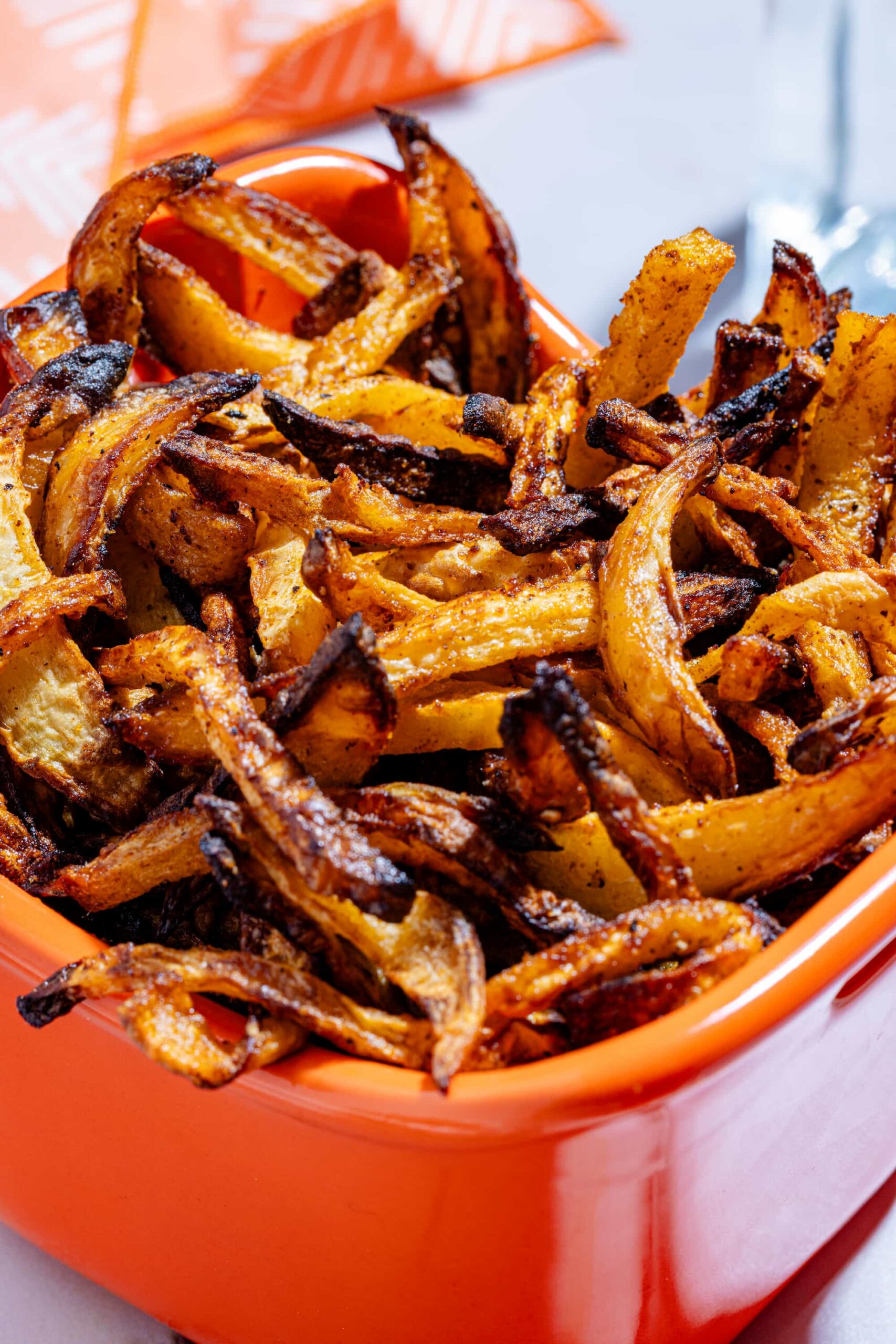 Frites de navet croustillantes cuites au air fryer, dorées et assaisonnées, servies chaudes en accompagnement