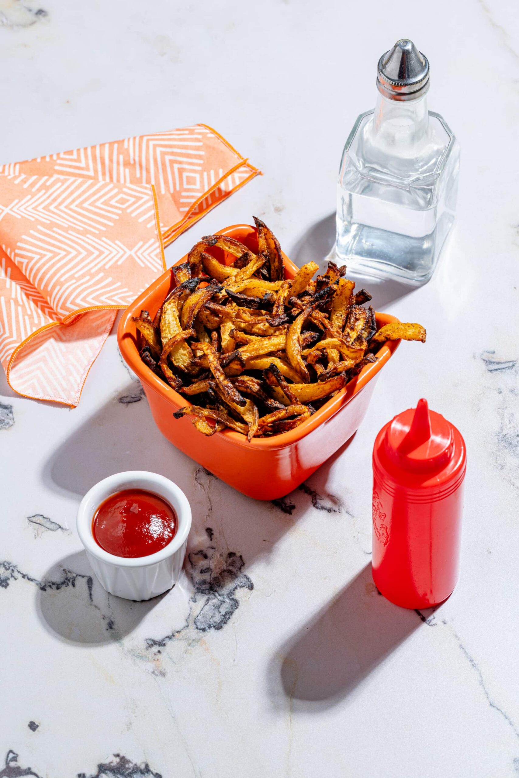 Frites de navet croustillantes cuites au air fryer, dorées et assaisonnées, servies chaudes en accompagnement