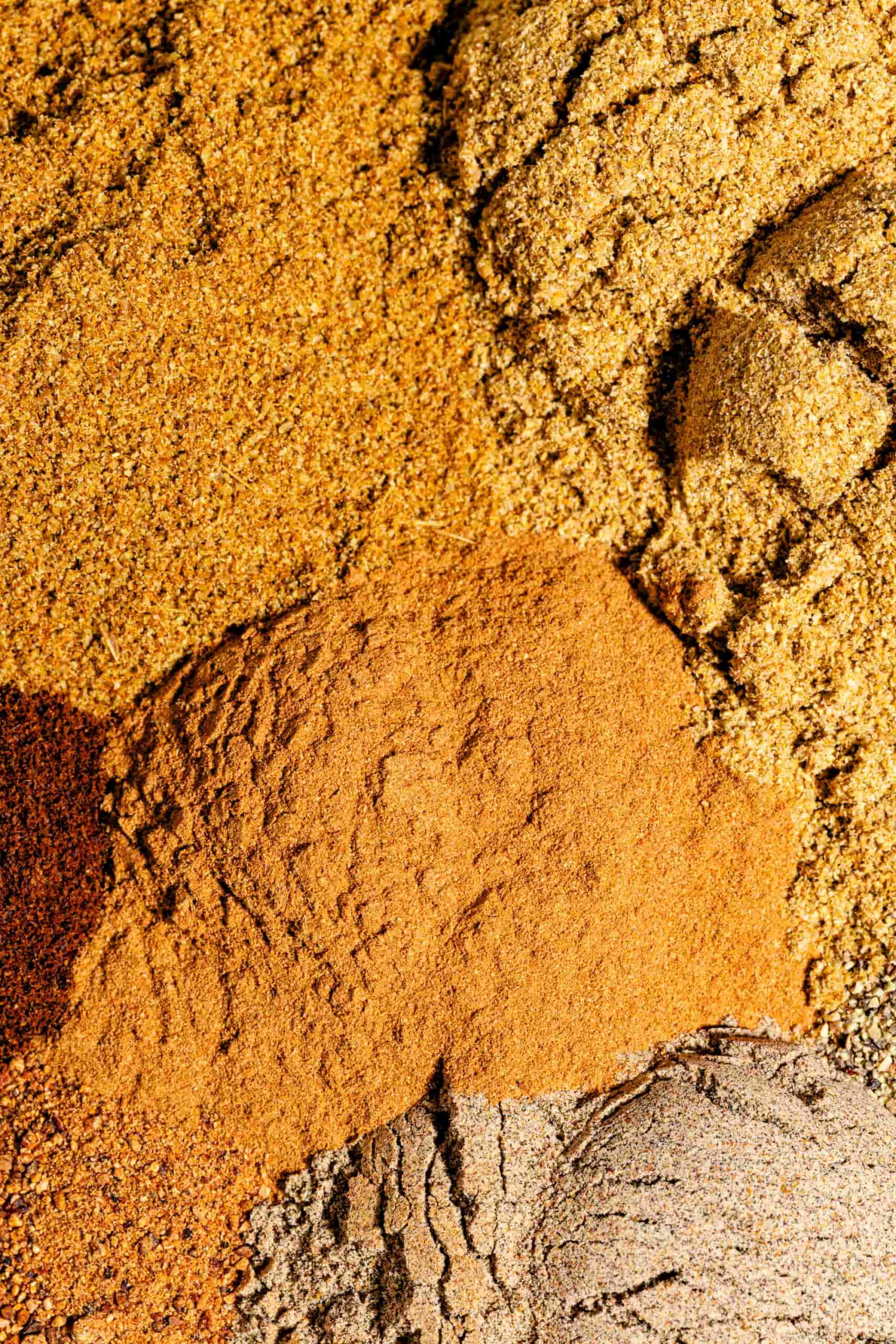 Garam masala maison dans une assiette avec les épices moulues utilisées pour le préparer