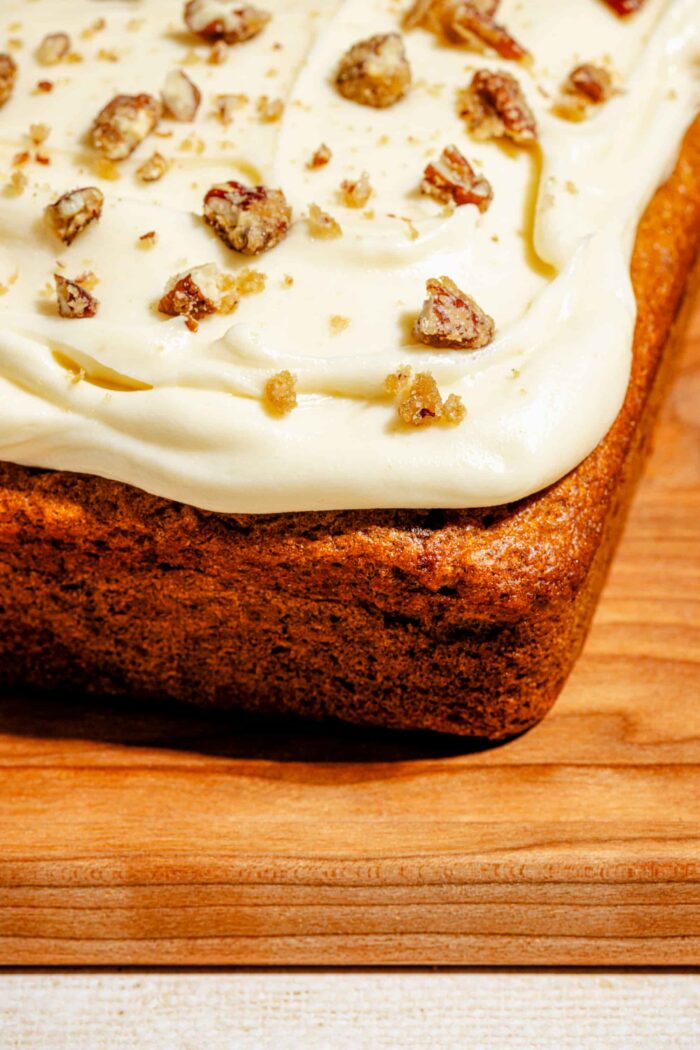 Gâteau à la purée de citrouille avec glaçage crémeux au fromage