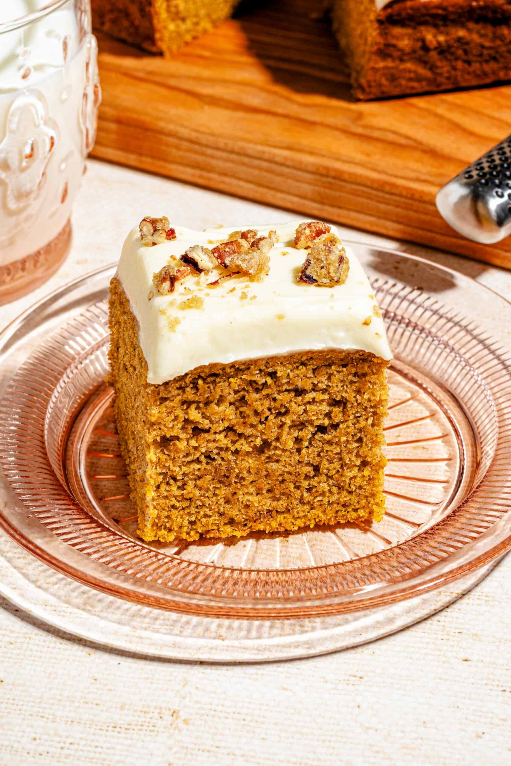 Gâteau à la purée de citrouille avec glaçage crémeux au fromage