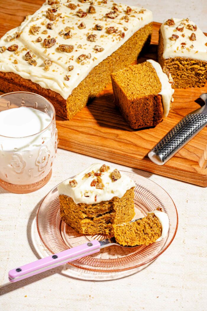 Gâteau à la purée de citrouille avec glaçage crémeux au fromage