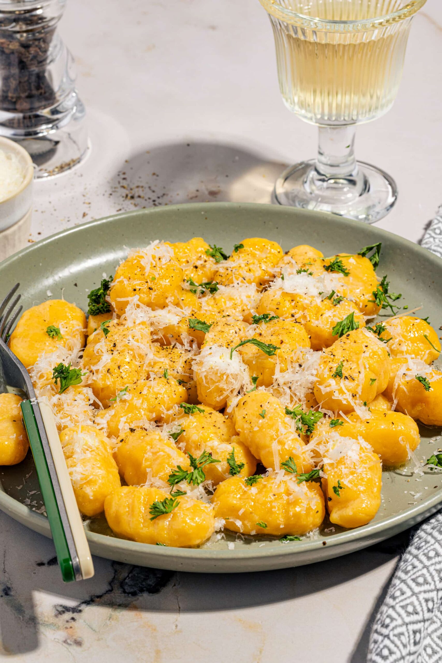 Gnocchi à la courge butternut maison avec beurre citronné au parmesan et persil frais