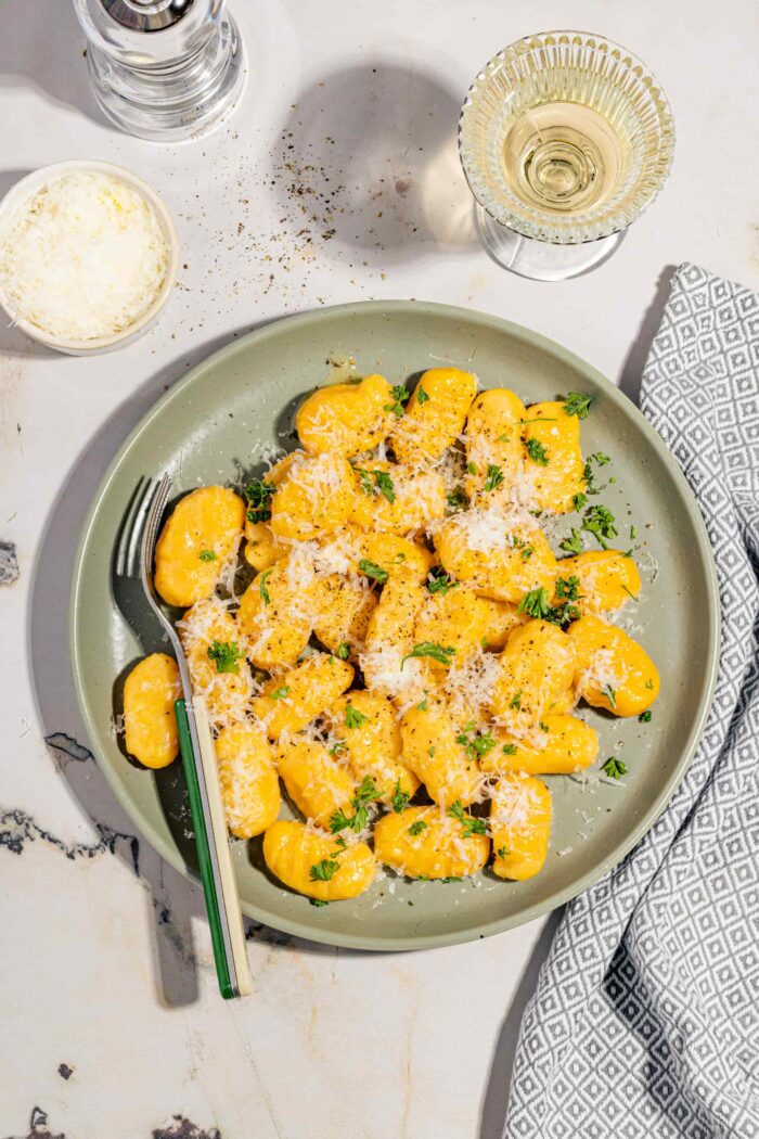 Gnocchi à la courge butternut maison avec beurre citronné au parmesan et persil frais