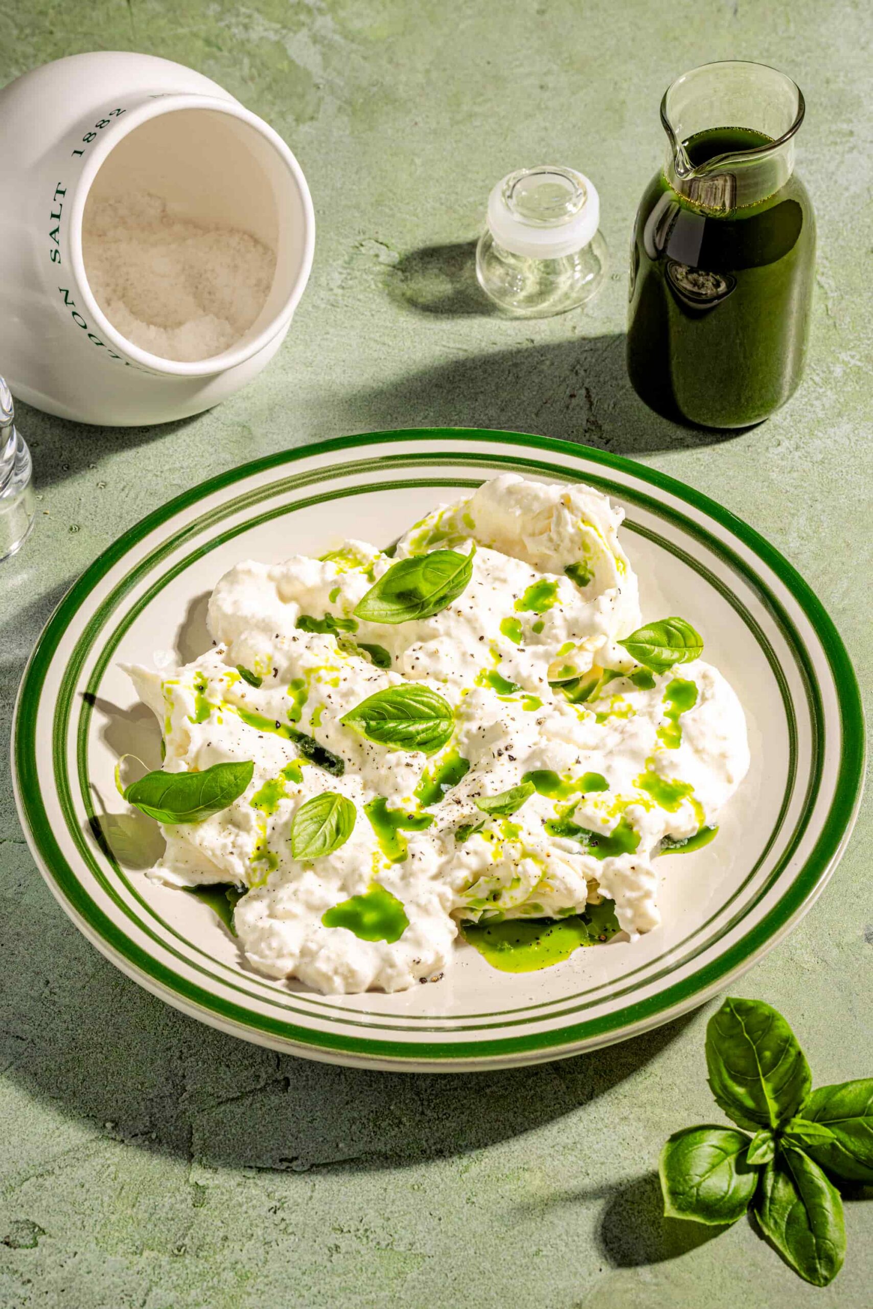 Petite bouteille d'huile au basilic frais maison vert éclatant
