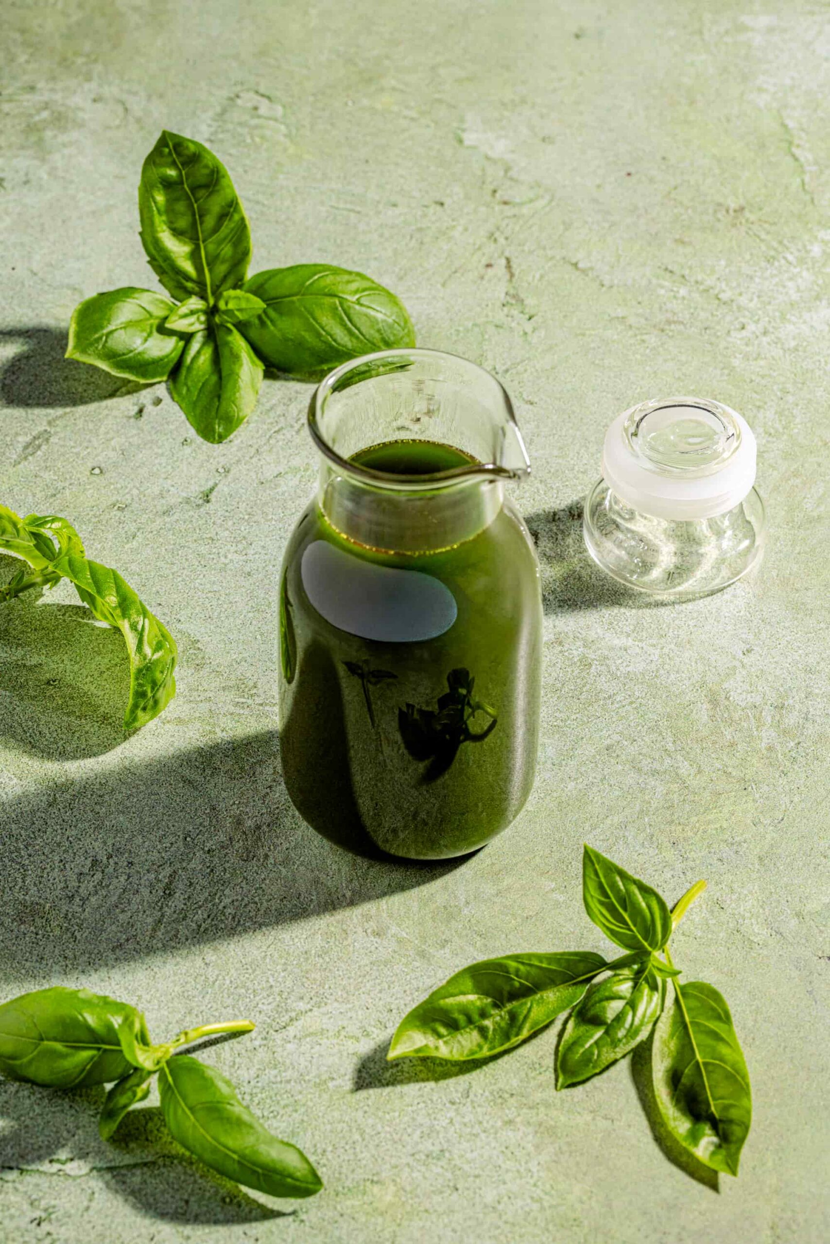 Petite bouteille d'huile au basilic frais maison vert éclatant