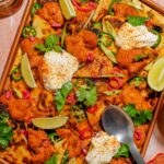 Nachos au poulet au beurre avec pains naan