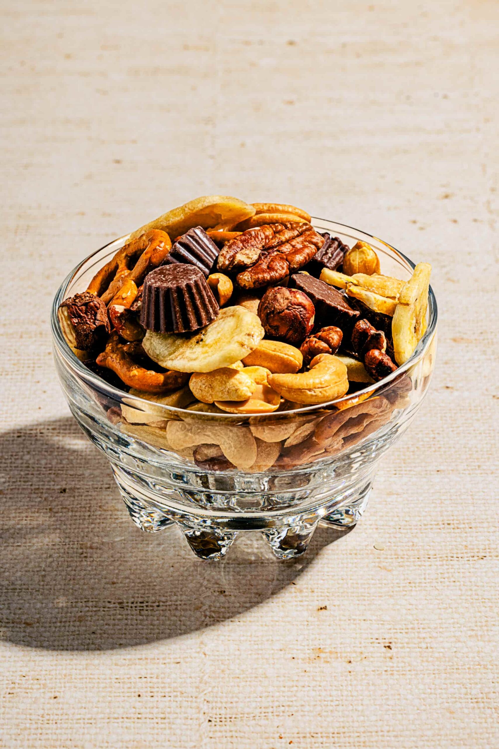 Bol de mélange croquant au beurre d'arachides, chocolat, noix et bretzels