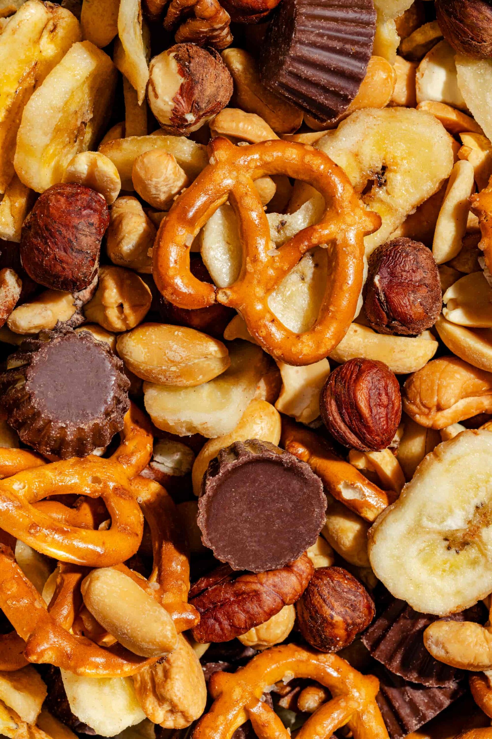 Bol de mélange croquant au beurre d'arachides, chocolat, noix et bretzels