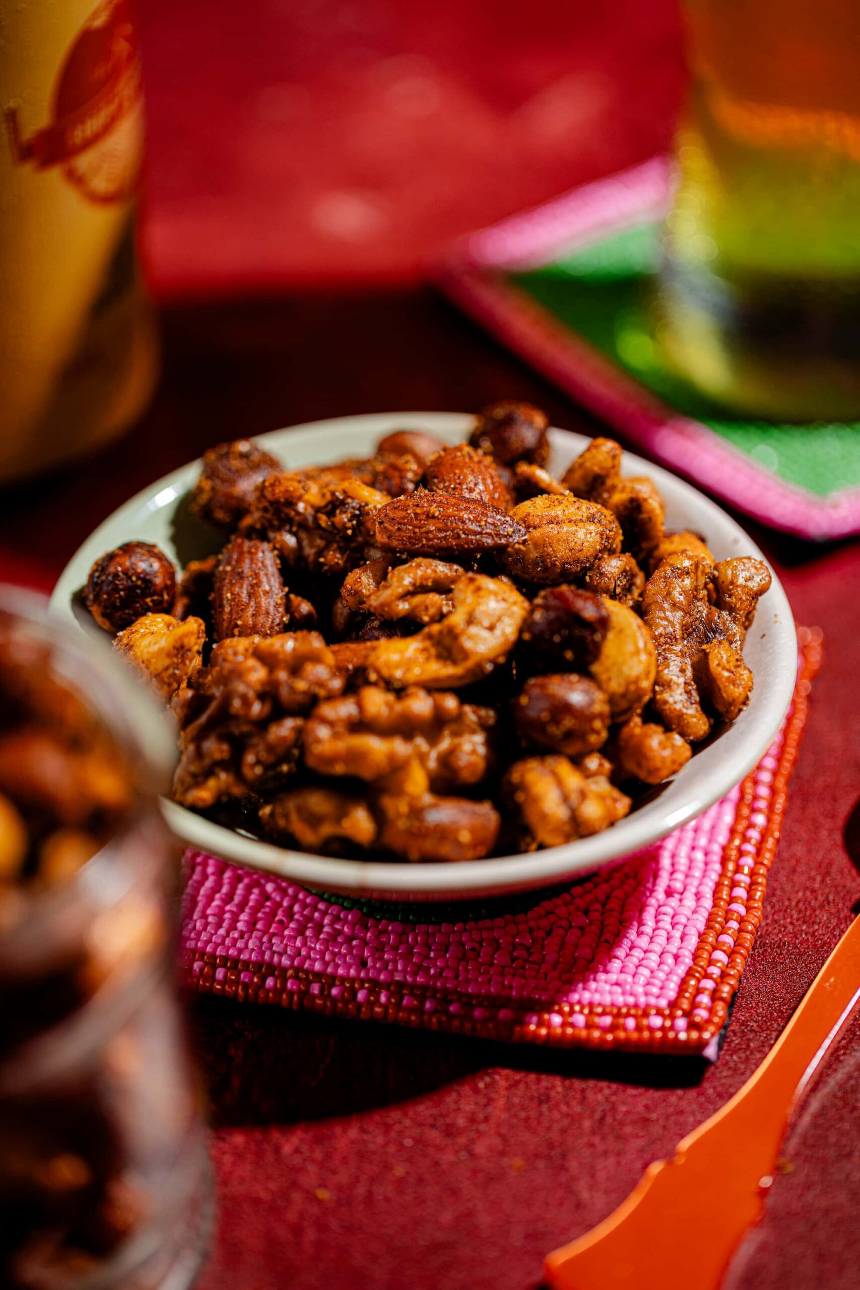 Bol de noix épicées grillées avec amandes, noix de Grenoble et noix de cajou