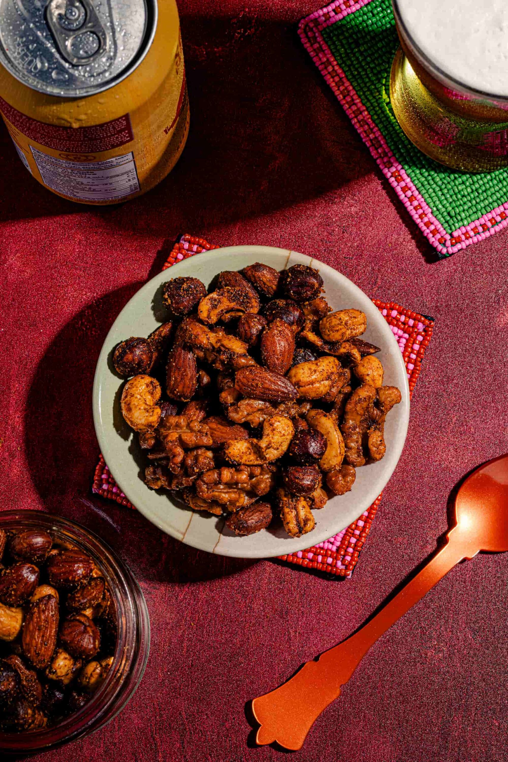 Bol de noix épicées grillées avec amandes, noix de Grenoble et noix de cajou