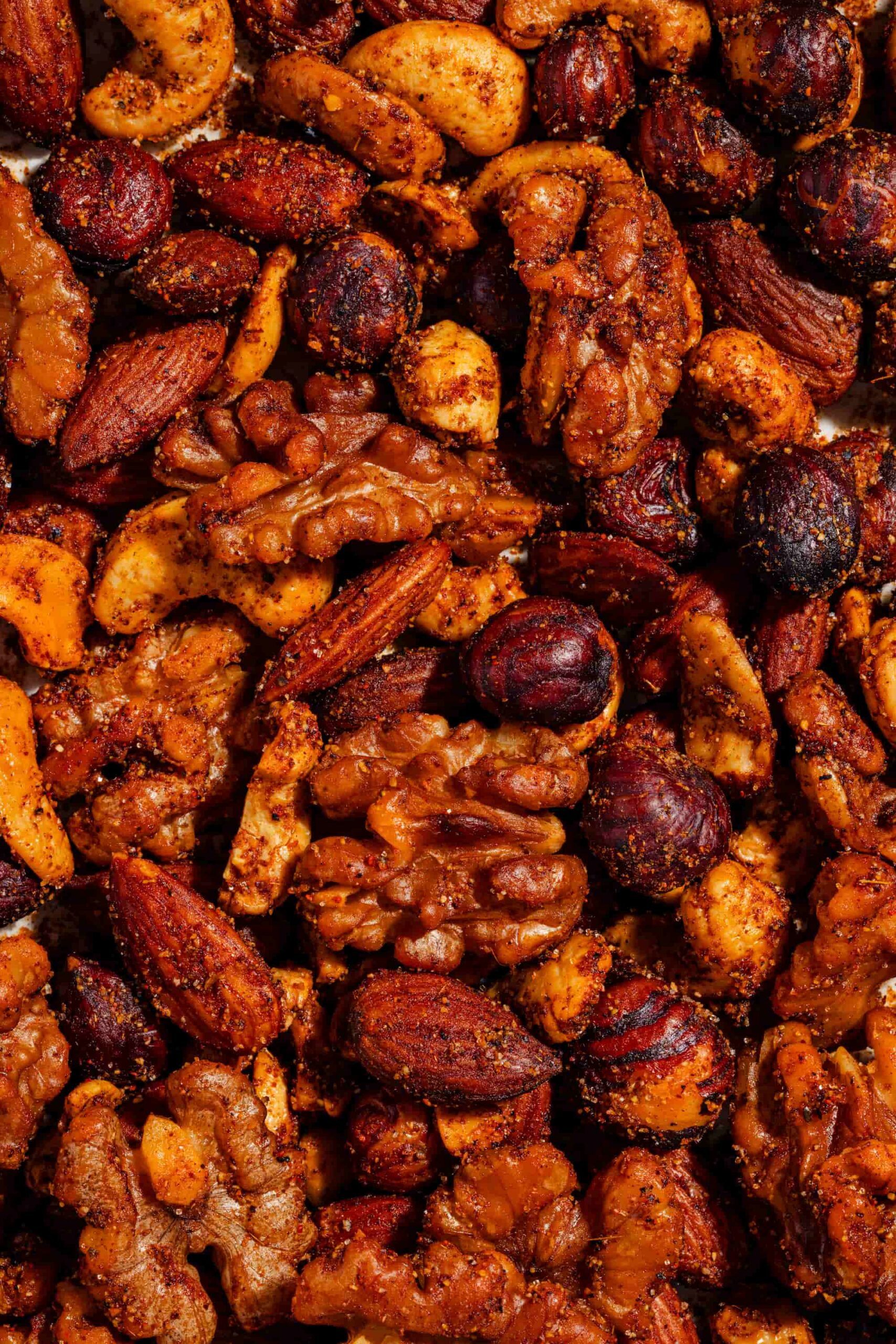 Bol de noix épicées grillées avec amandes, noix de Grenoble et noix de cajou