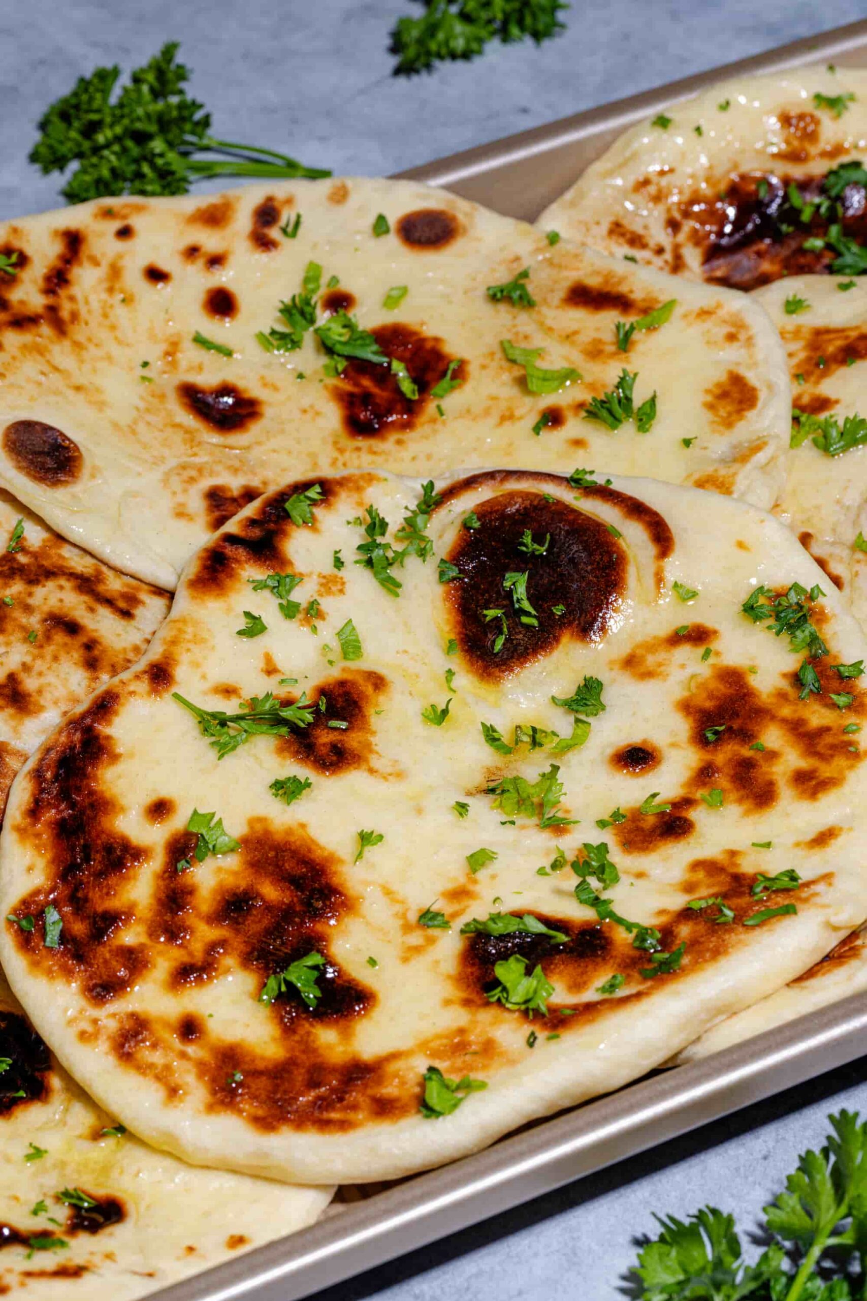 Pains naan maison fraîchement grillés