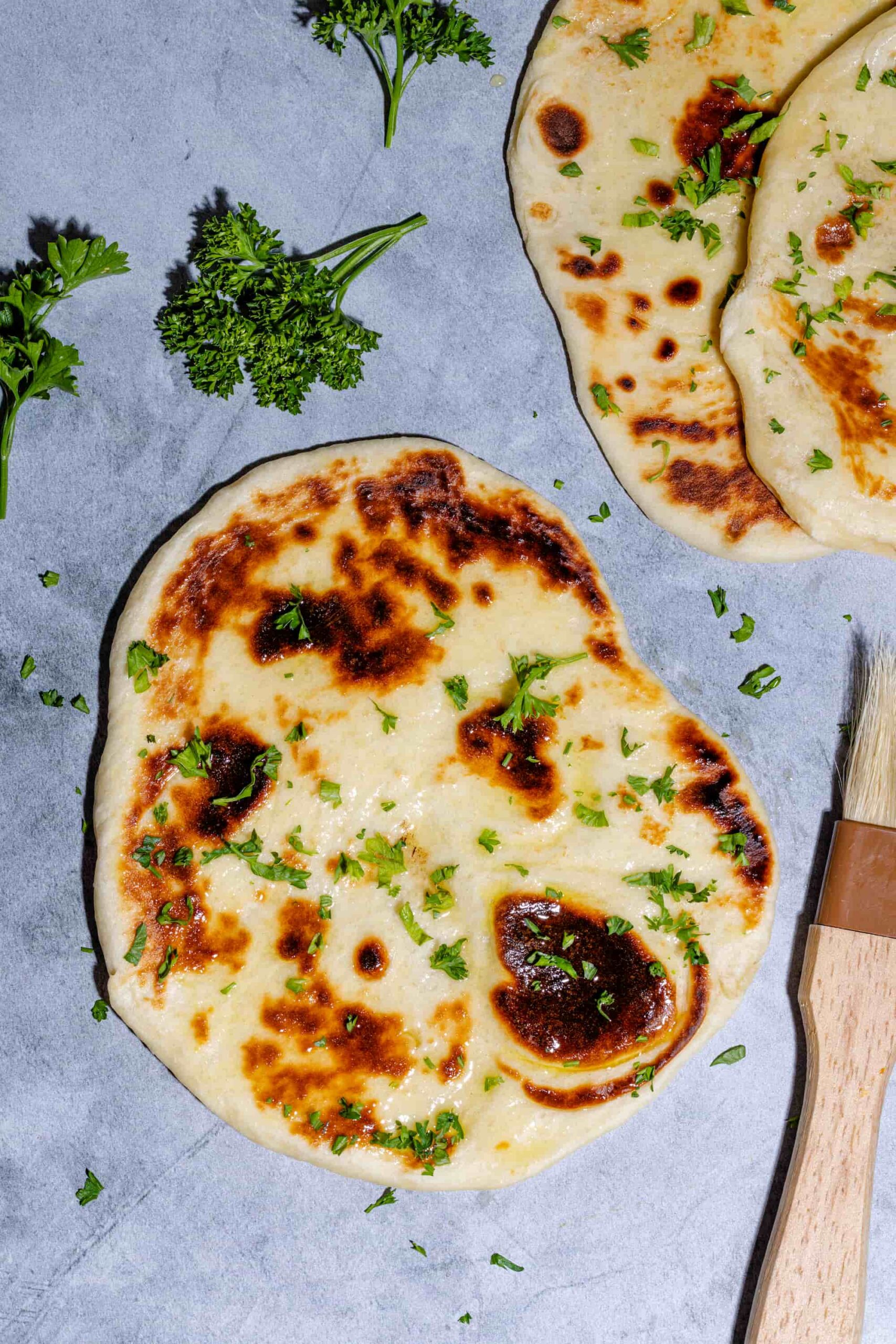 Pains naan maison fraîchement grillés