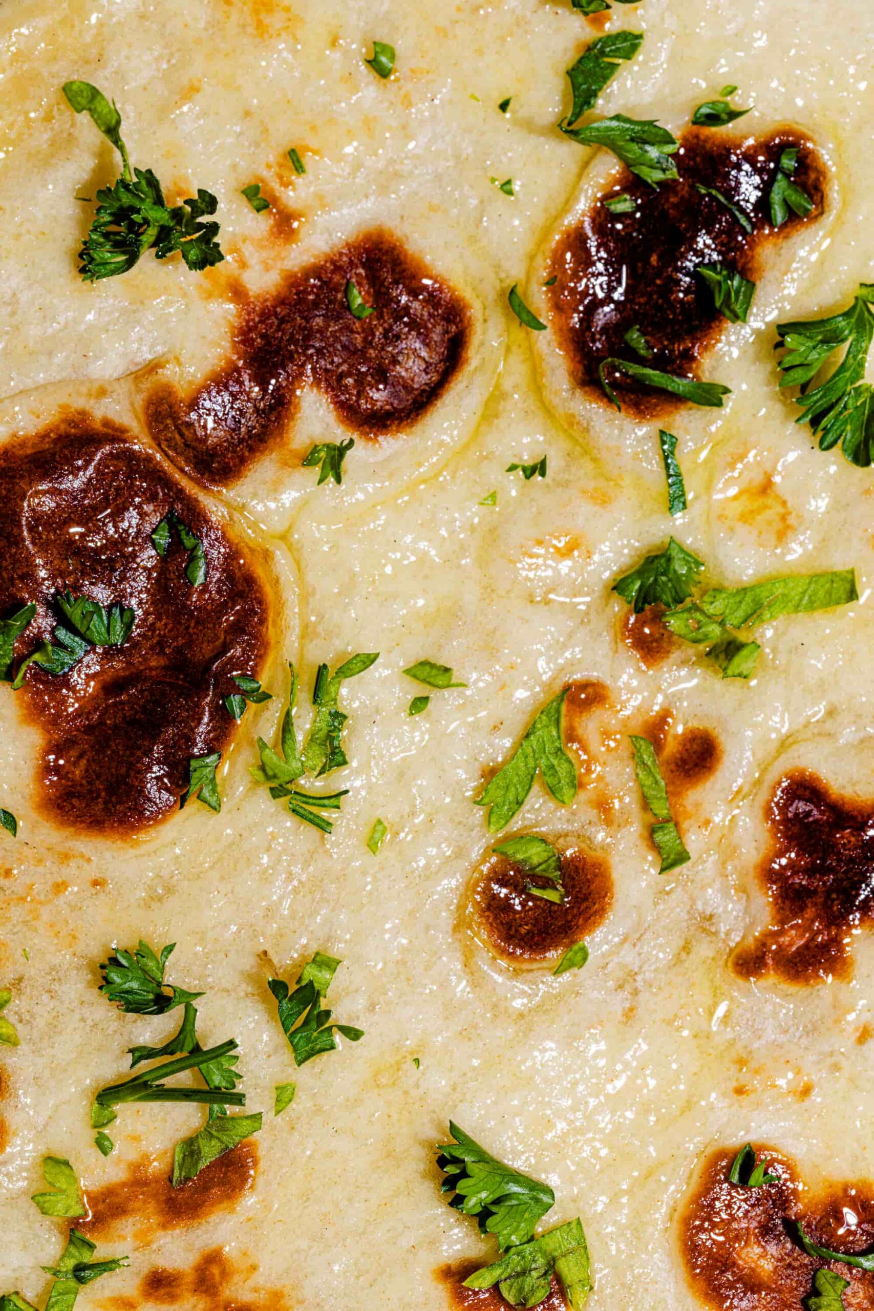 Pains naan maison fraîchement grillés