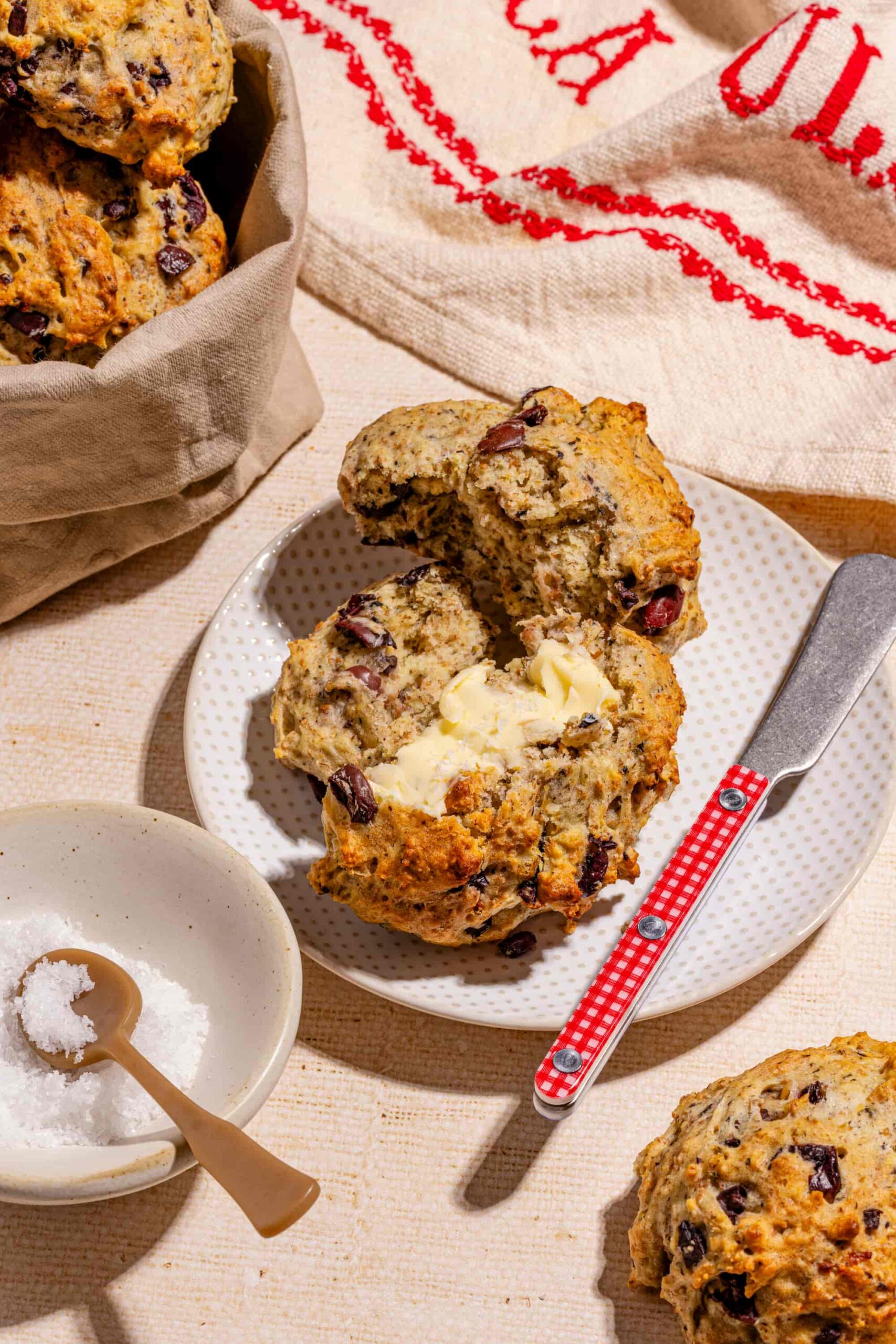 Recette rapide de petits pains rustiques aux olives et parmesan sans levure
