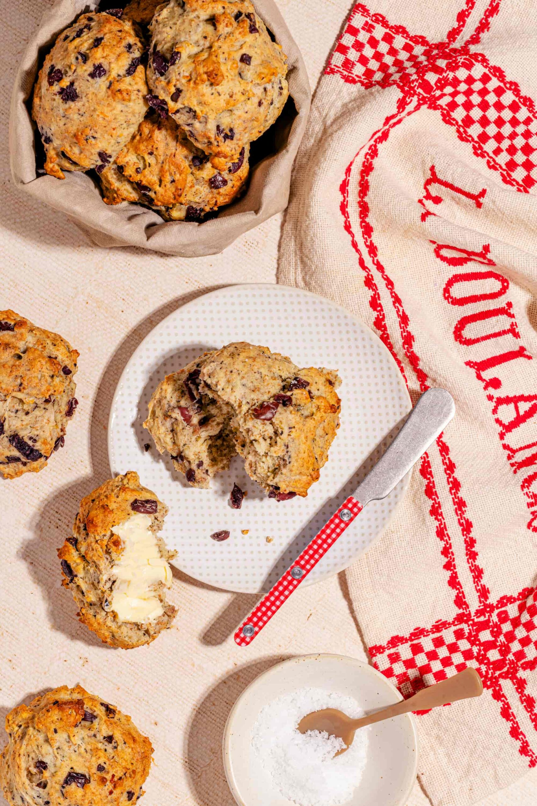 Recette rapide de petits pains rustiques aux olives et parmesan sans levure