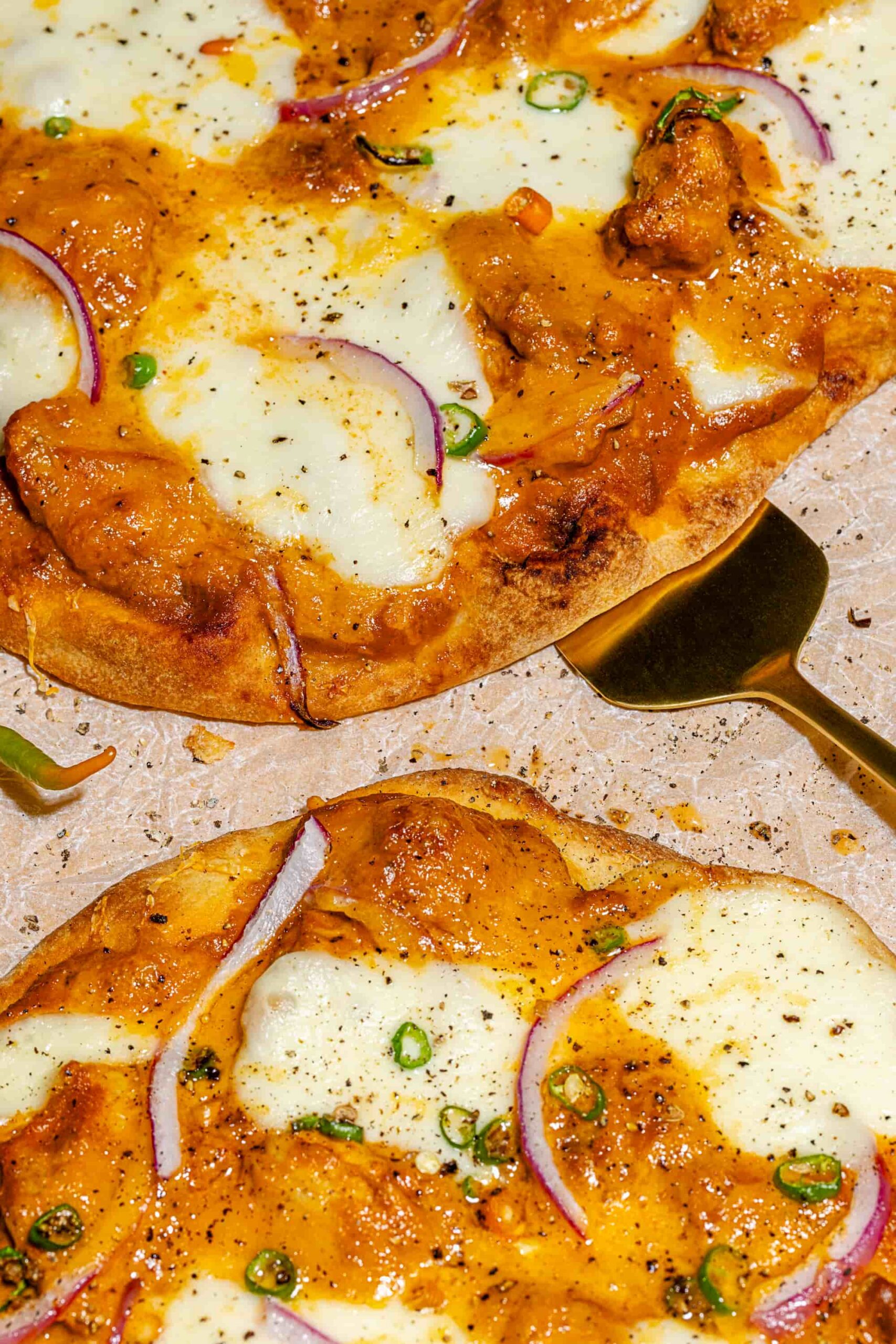 Pizzas garnies de poulet au beurre et de fromage sur naans maison