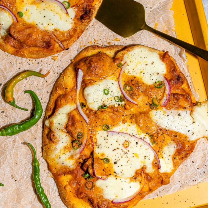 Pizza naan au poulet au beurre