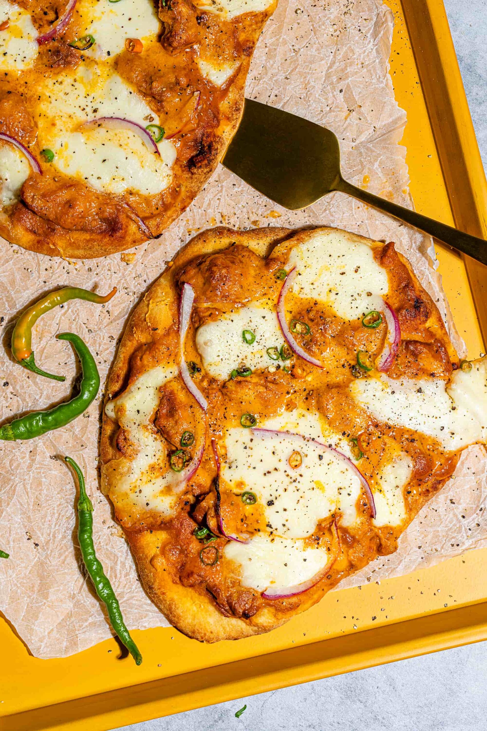 Pizzas garnies de poulet au beurre et de fromage sur naans maison