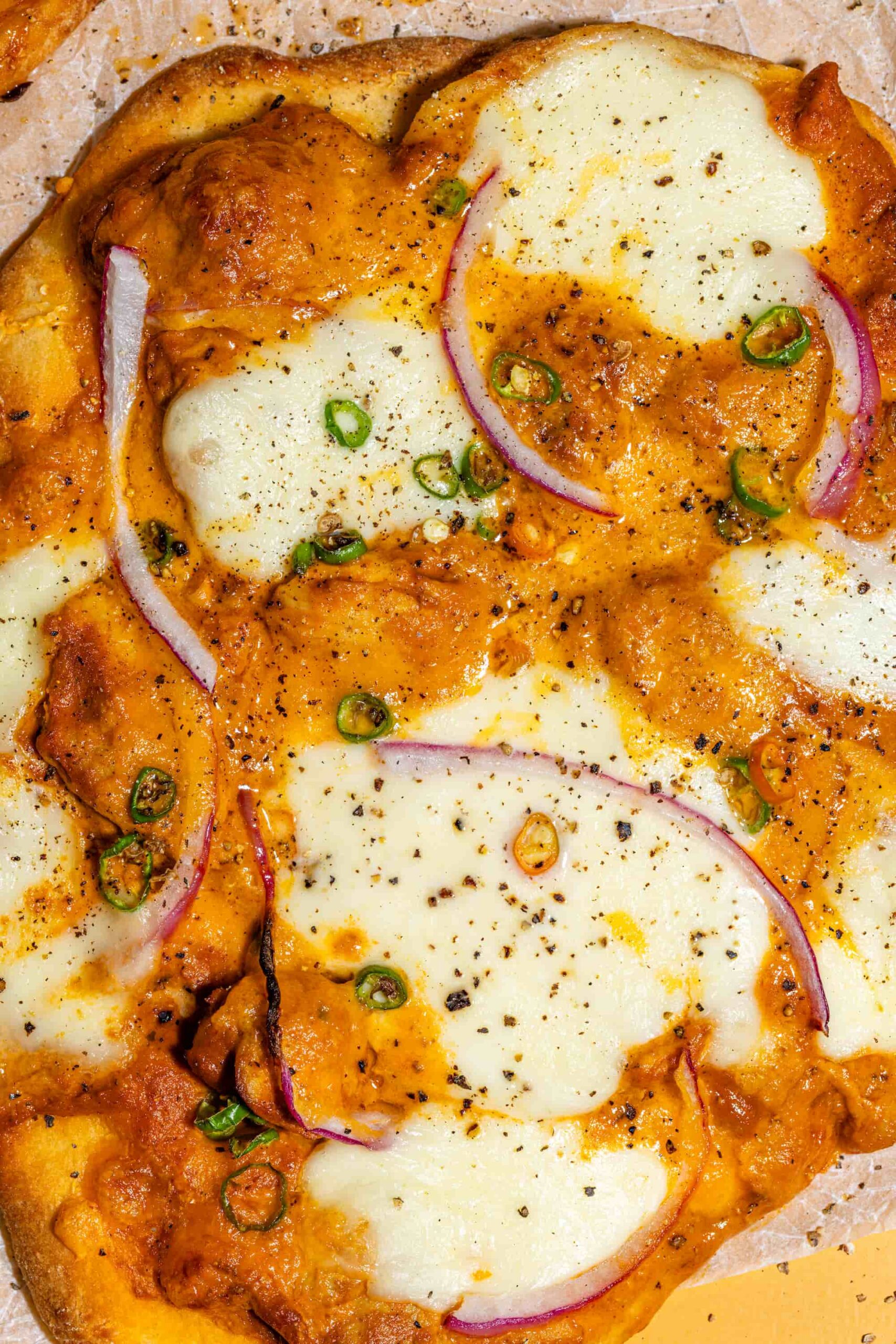Pizzas garnies de poulet au beurre et de fromage sur naans maison