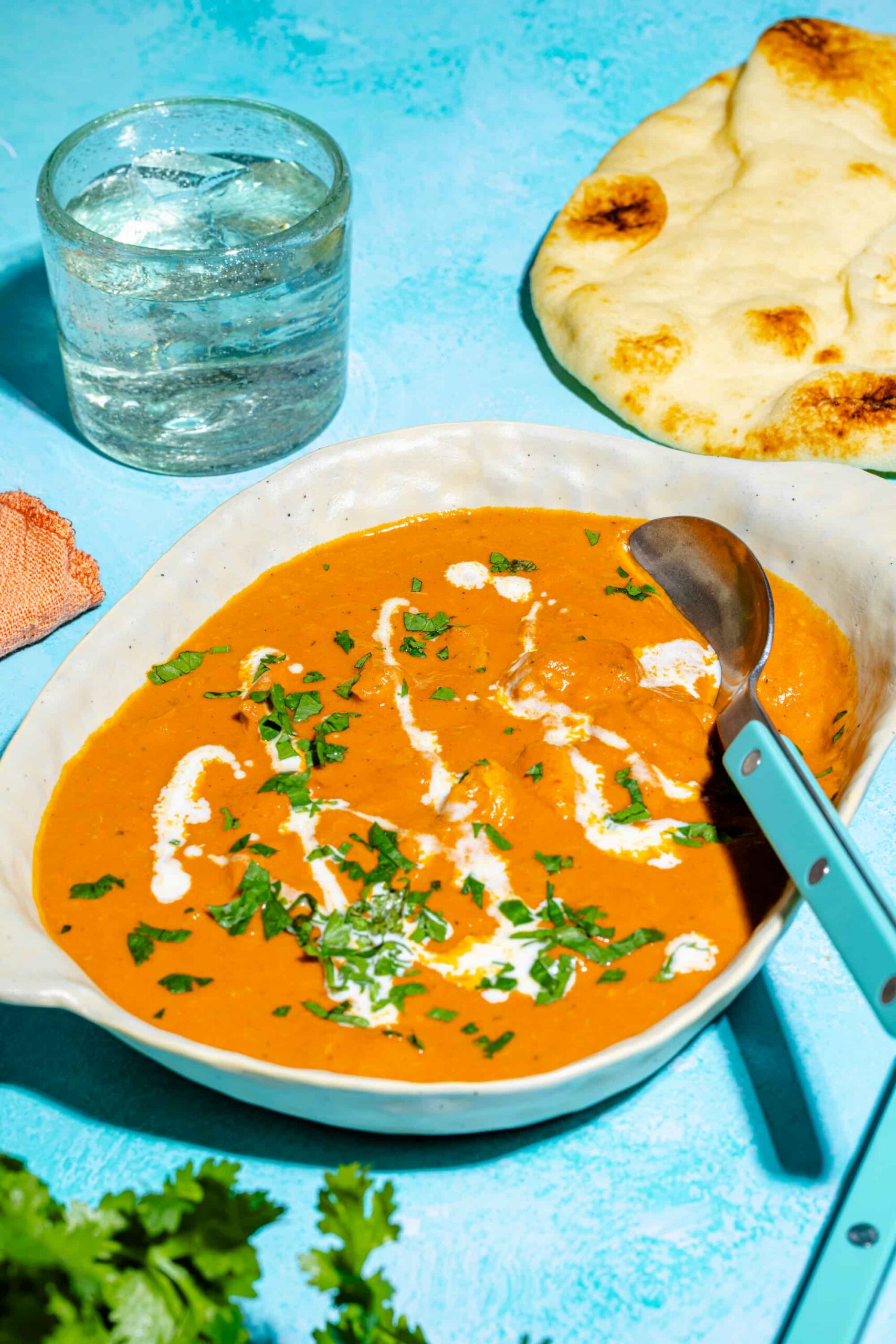 Poulet au beurre cuit à la mijoteuse avec naan maison