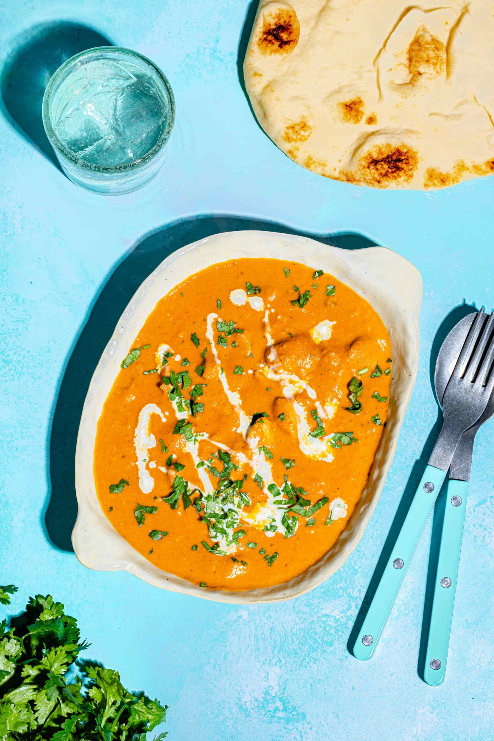 Poulet au beurre cuit à la mijoteuse avec naan maison