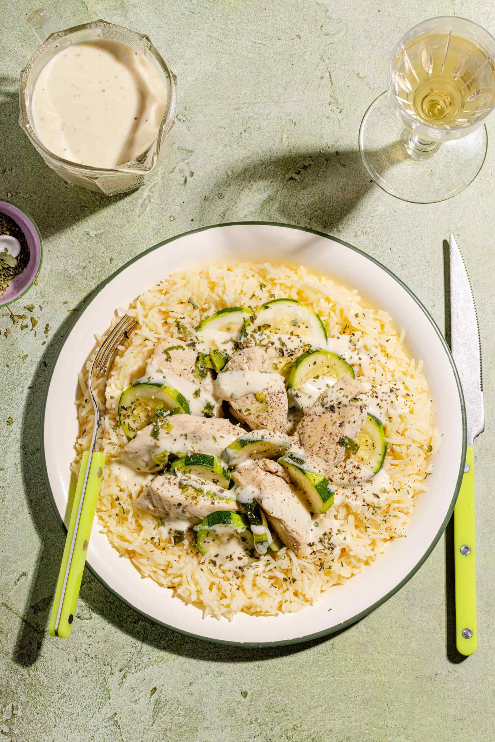 Poulet et courgettes avec sauce crémeuse à l'ail servis sur un lit de riz