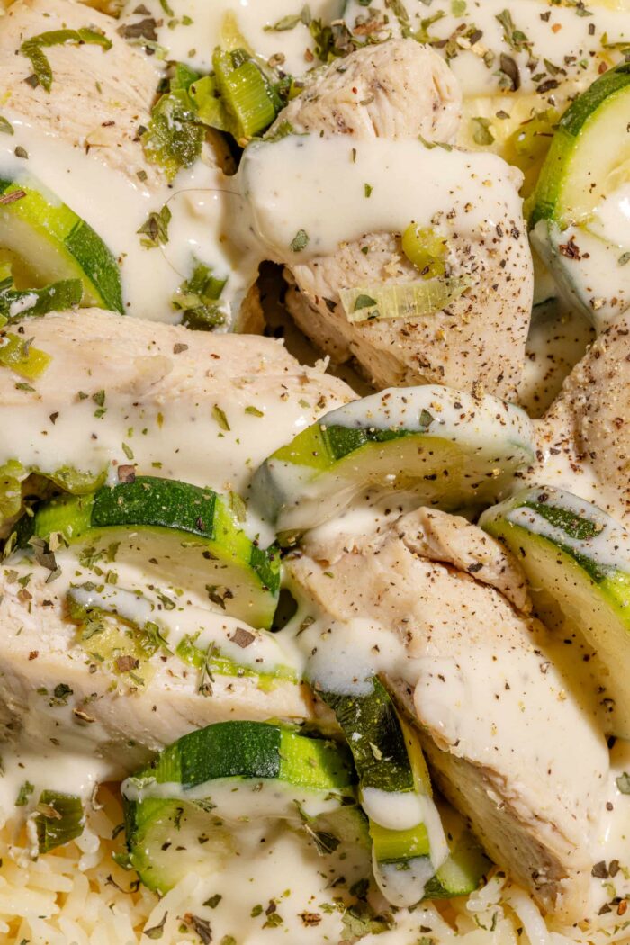 Poulet et courgettes avec sauce crémeuse à l'ail servis sur un lit de riz