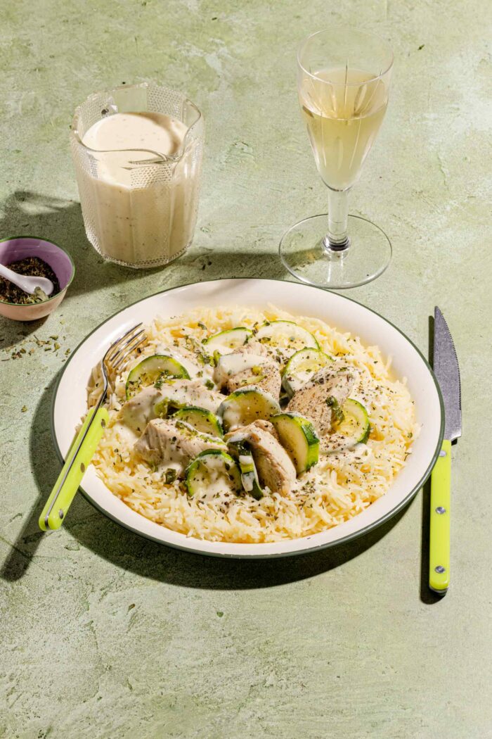 Poulet et courgettes avec sauce crémeuse à l'ail servis sur un lit de riz